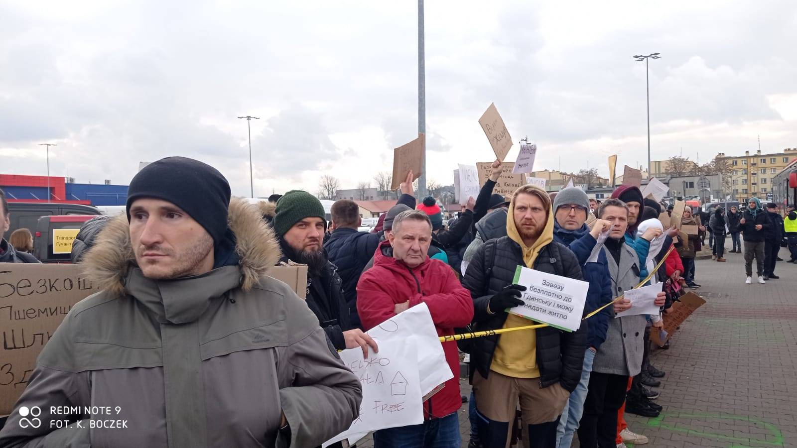 Ludzie na przejściu w Medyce z karteczkami, ile osób i dokąd mogą zawieźć