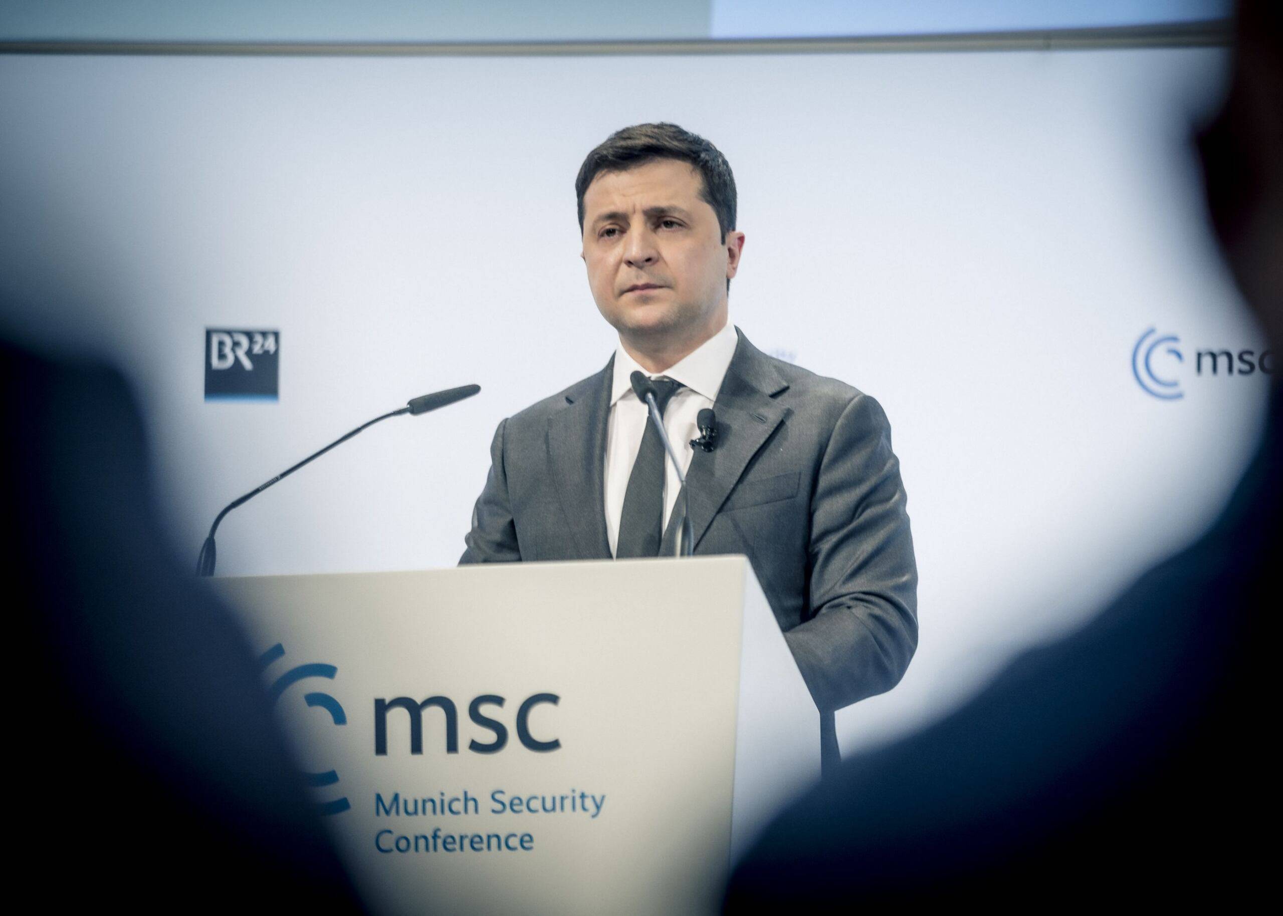 Mężczyzna w garniturze przemawia, przed logo MSC