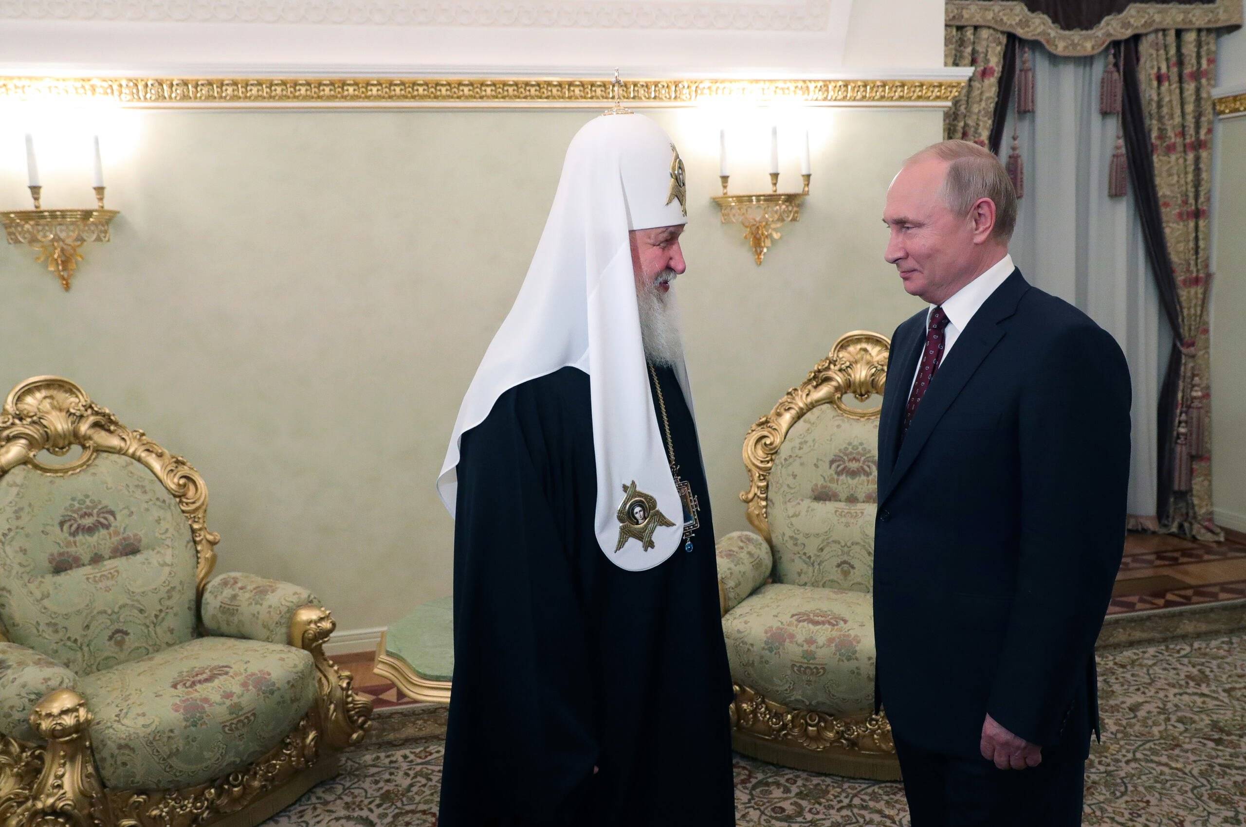 Prawosławny duchowny (Cyryl) i mężczyzna w garniturze (Putin)