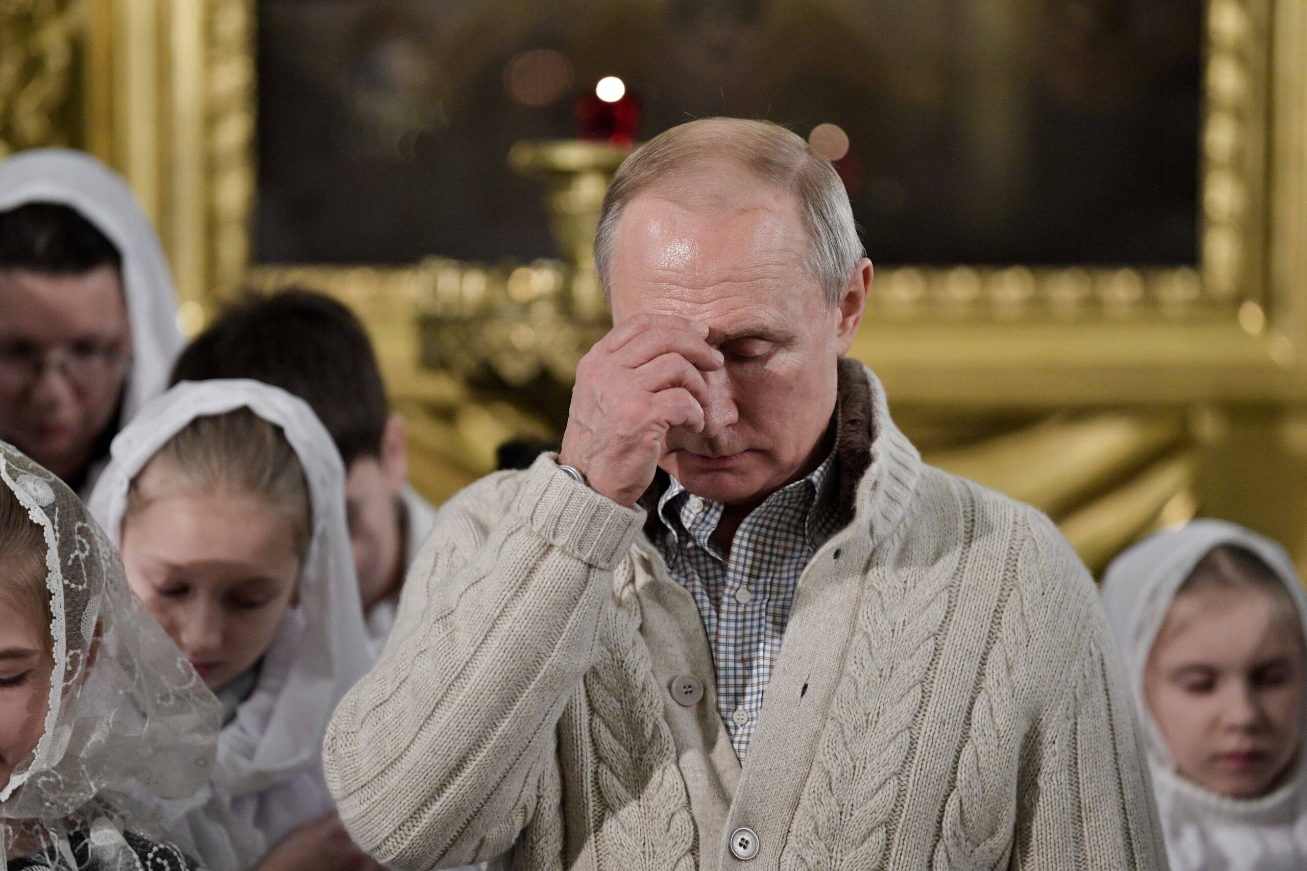 Putin w cerkwi żegna się znakiem krzyża
