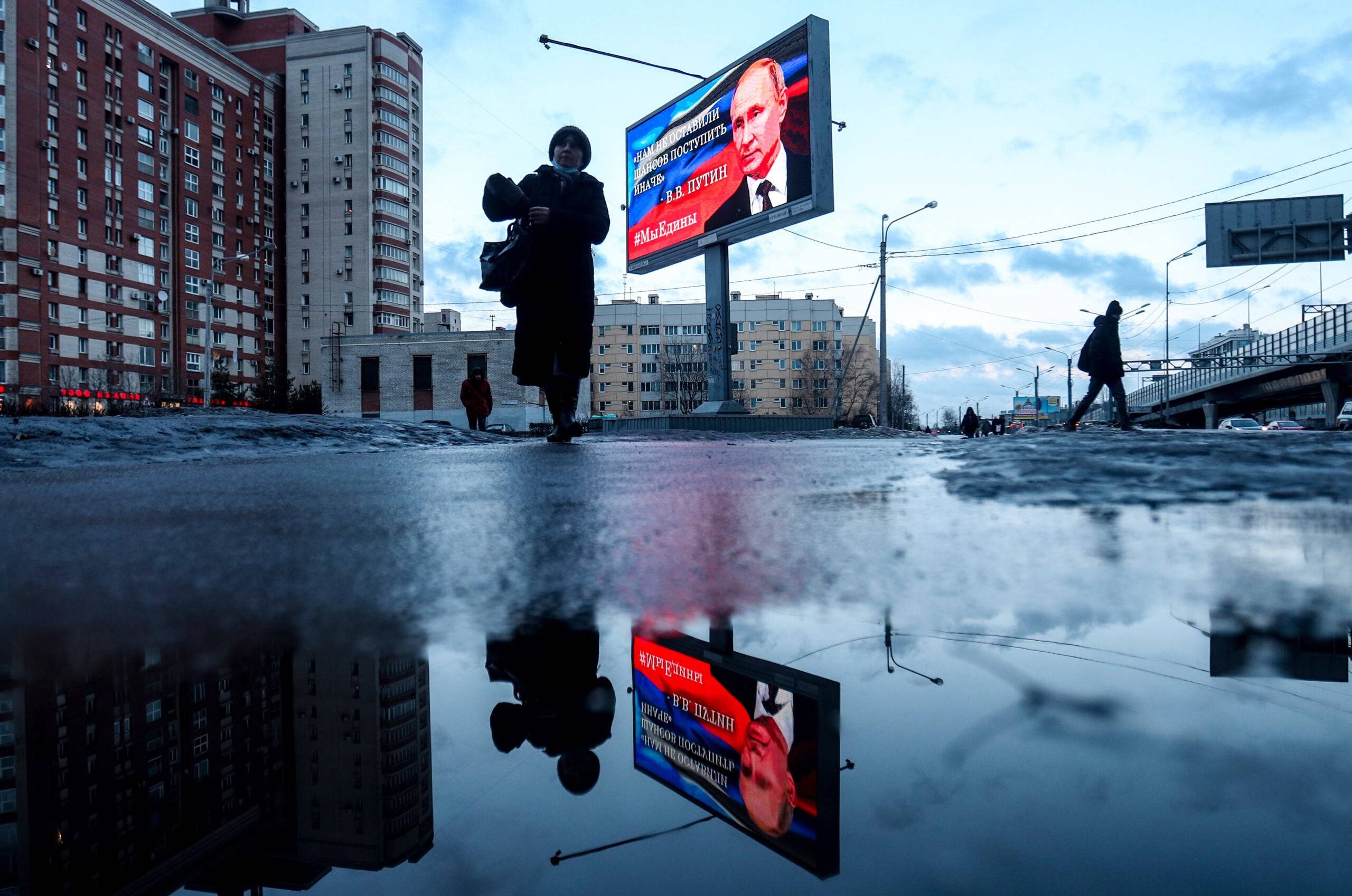 Przechodzień koło bilbordu z Putinem w Skt. Petersburgu