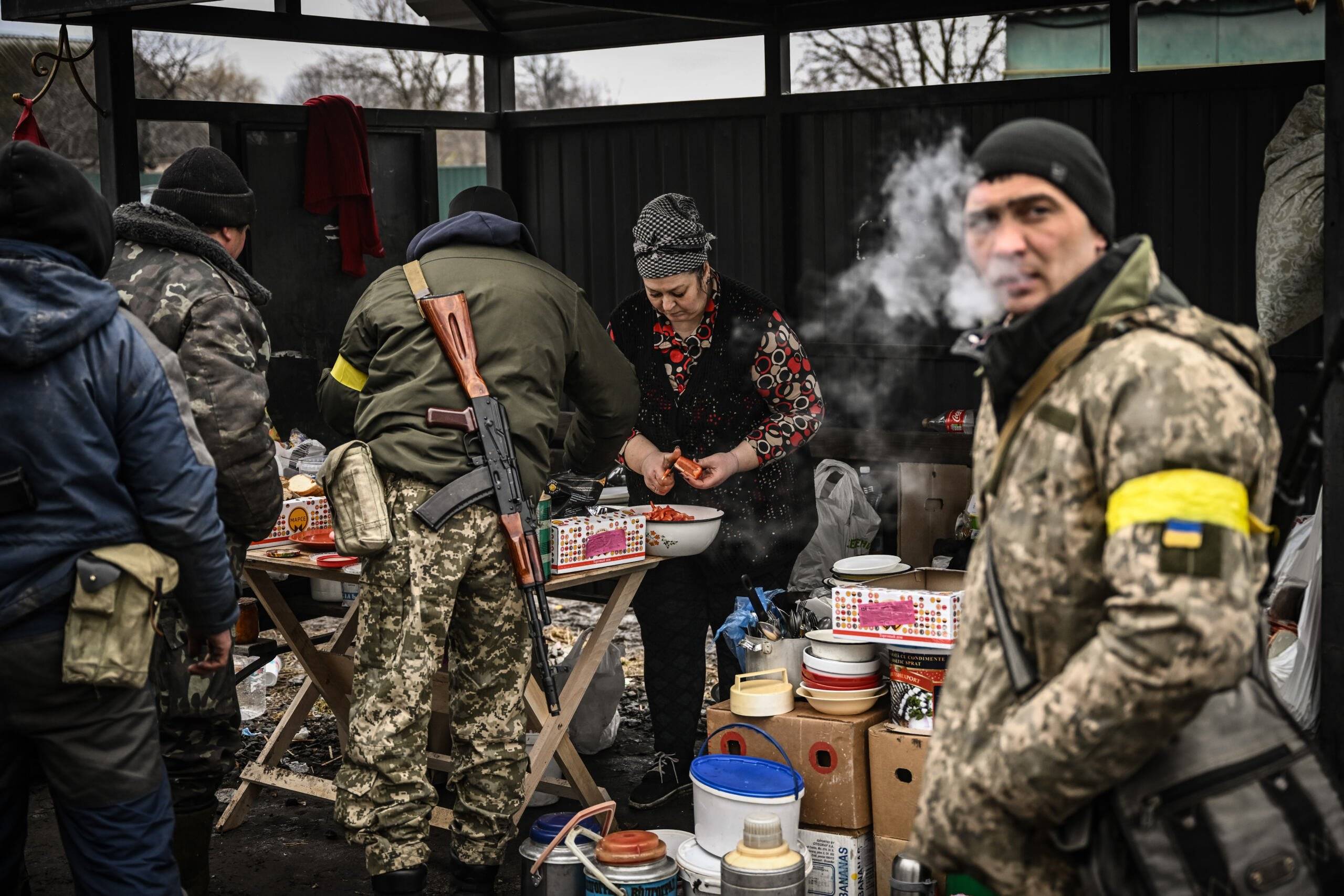 Okolice Kijowa. 3.03.2022. Kobieta gotuje dla żołnierzy na froncie