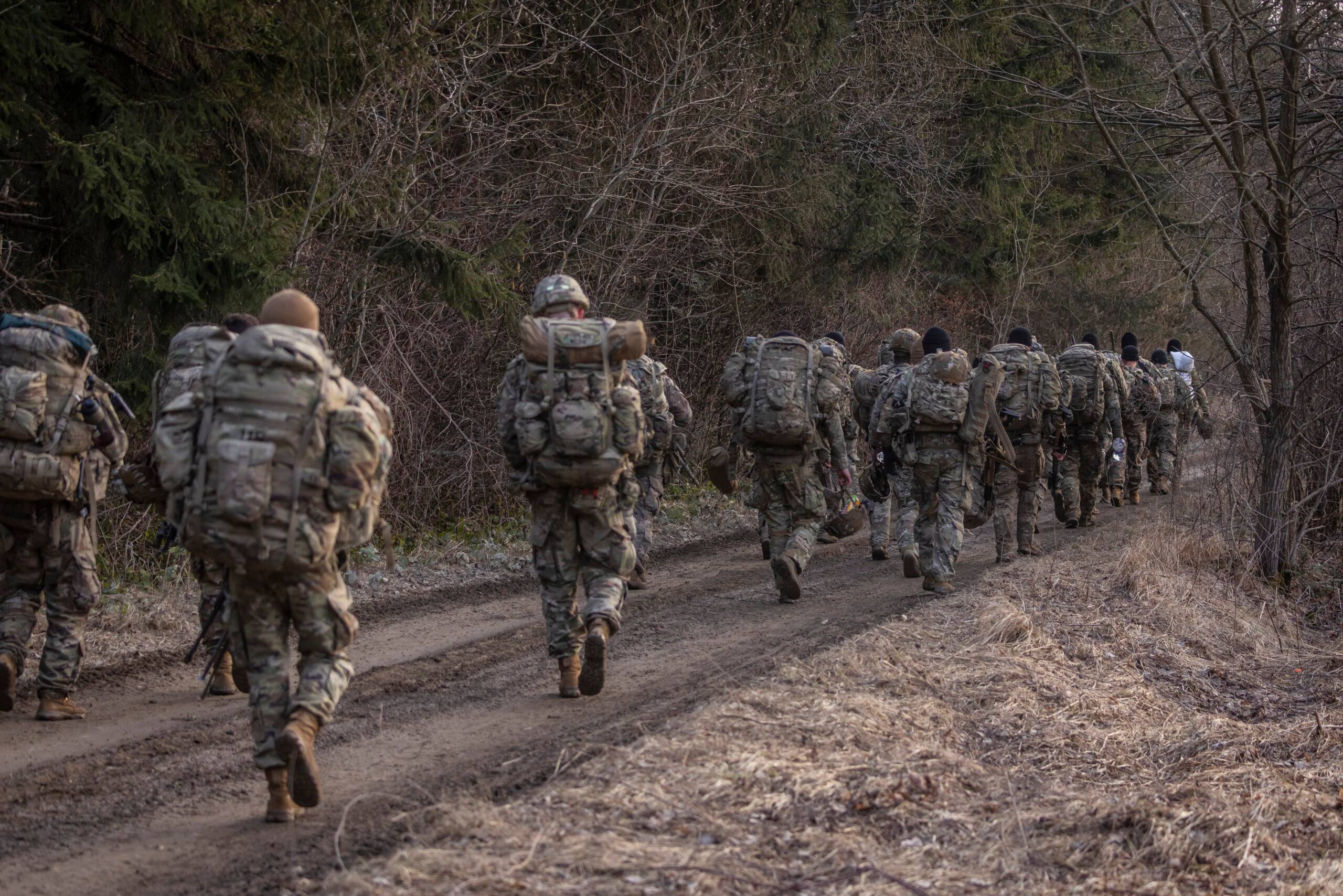 Żołnierze amerykańcy maszerują w pobliżu bazy w Arłamowie