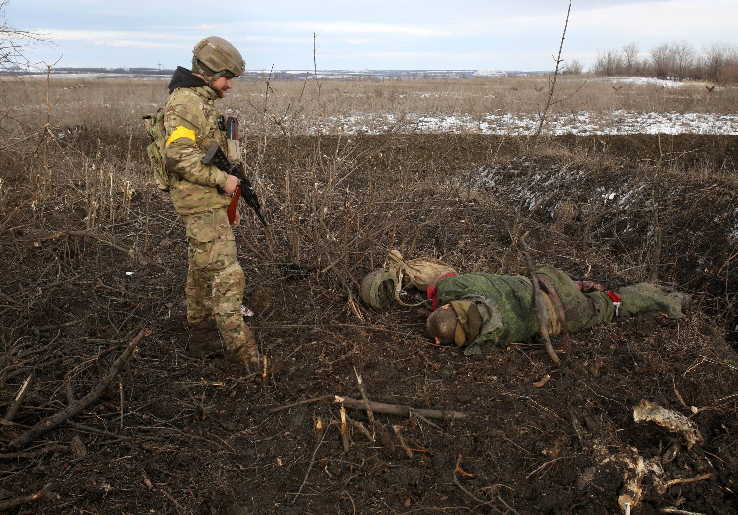 Ukraiński żołnierz przy zwłokach innego żolnierza w obwodzie ługańskim