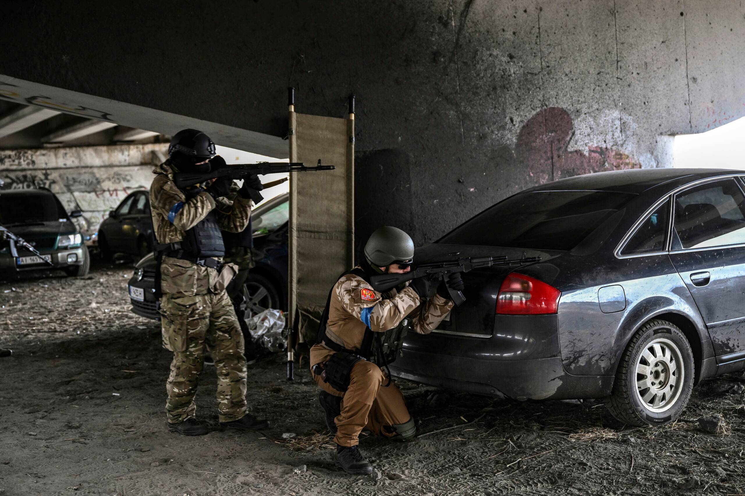 Ukraińscy żołnierze w pozycjach strzeleckich pod wiaduktem