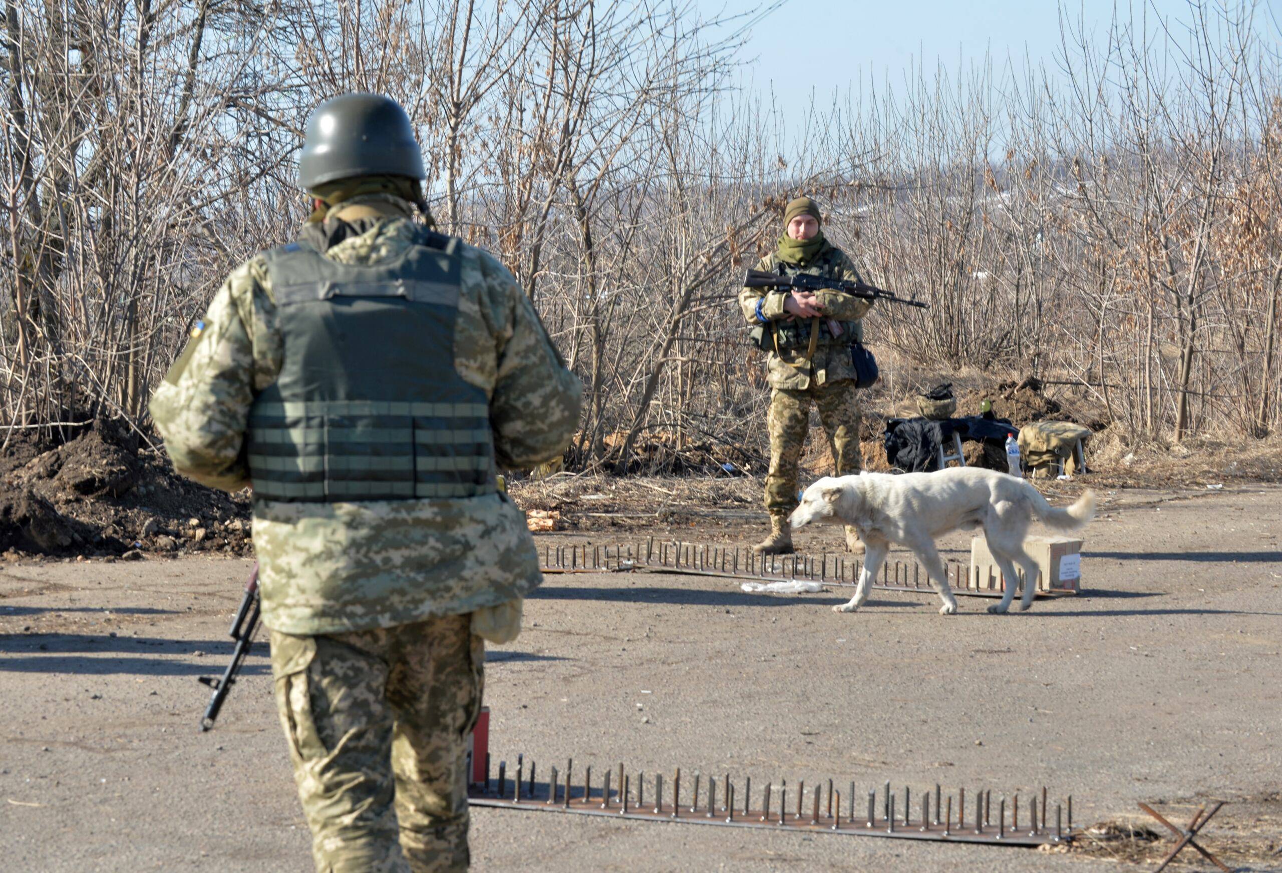 23.03.2022, nieopodal Charkowa. Żołnierze ukraińscy na jednym z punktów kontrolnych