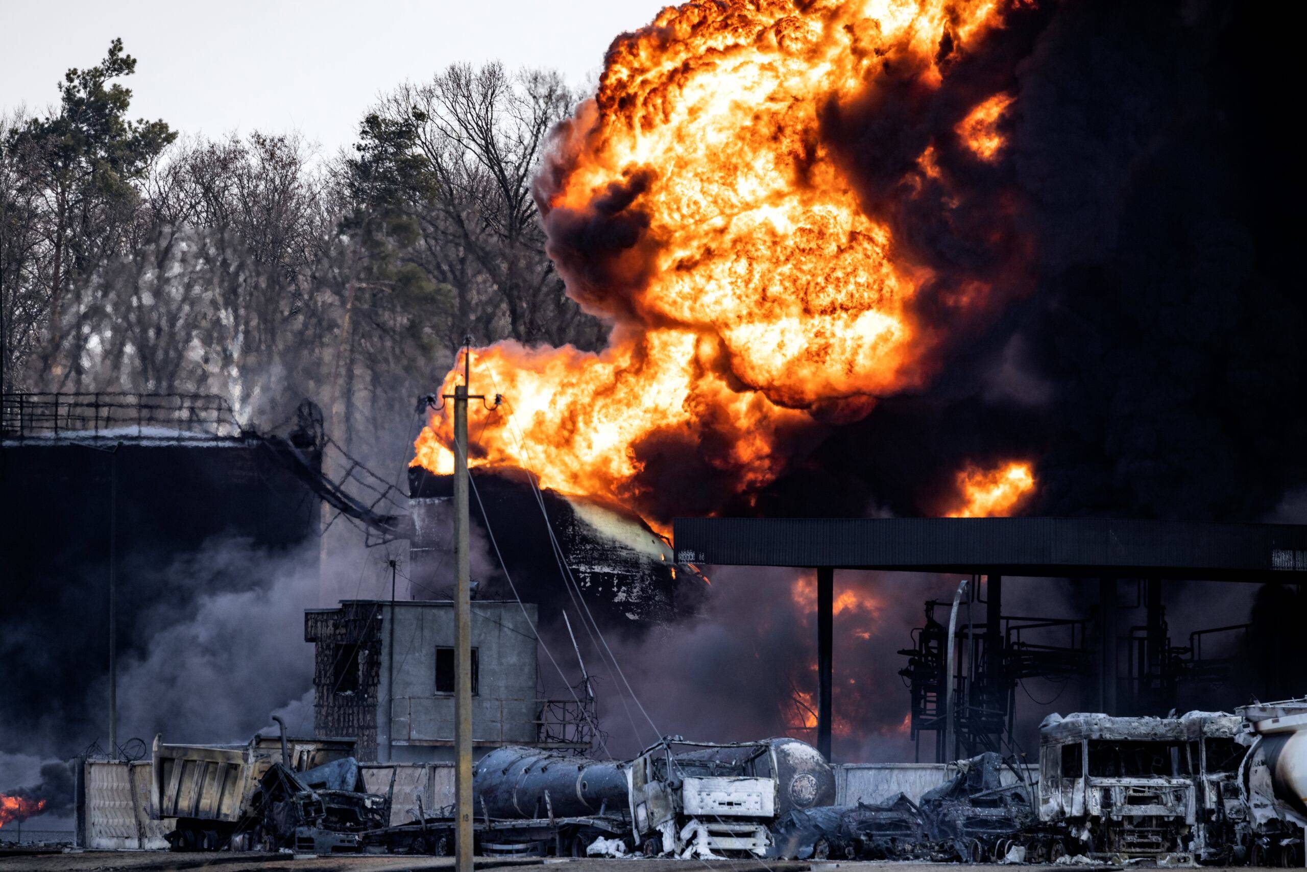 A fuel storage facility burns after Russian attacks in the city of Kalynivka, on March 25, 2022. (Photo by FADEL SENNA / AFP)
