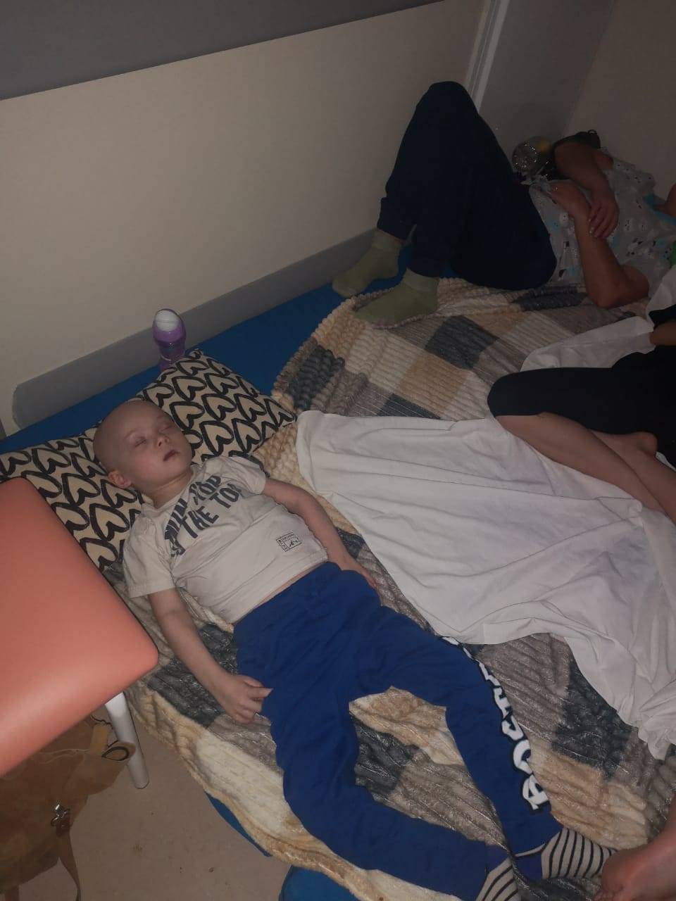 Syn Tatiany Nikita śpi w schronie w piwnicy w szpitalu w Kijowie podczas bombardowania