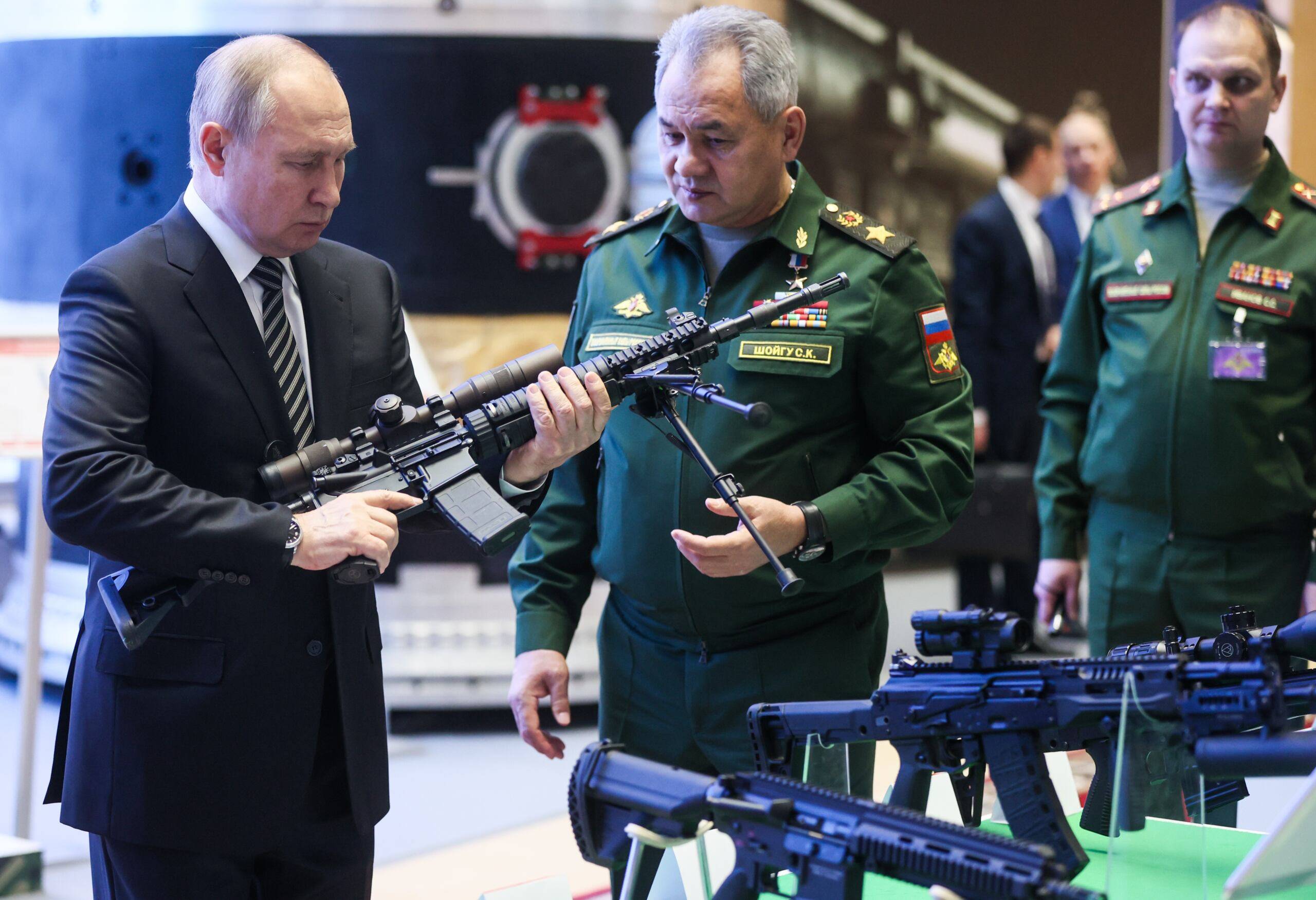 Władimir Putin trzyma karabin, obok Siergiej Szojgu