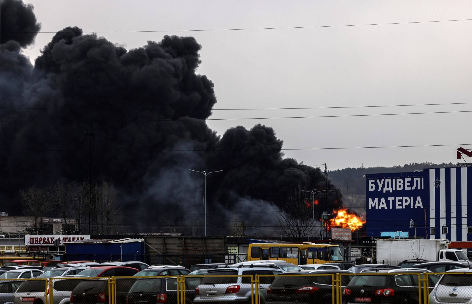 Ukraina, Lwów, czarne dymy nad zbombardowaną bazą pali we Lwowie