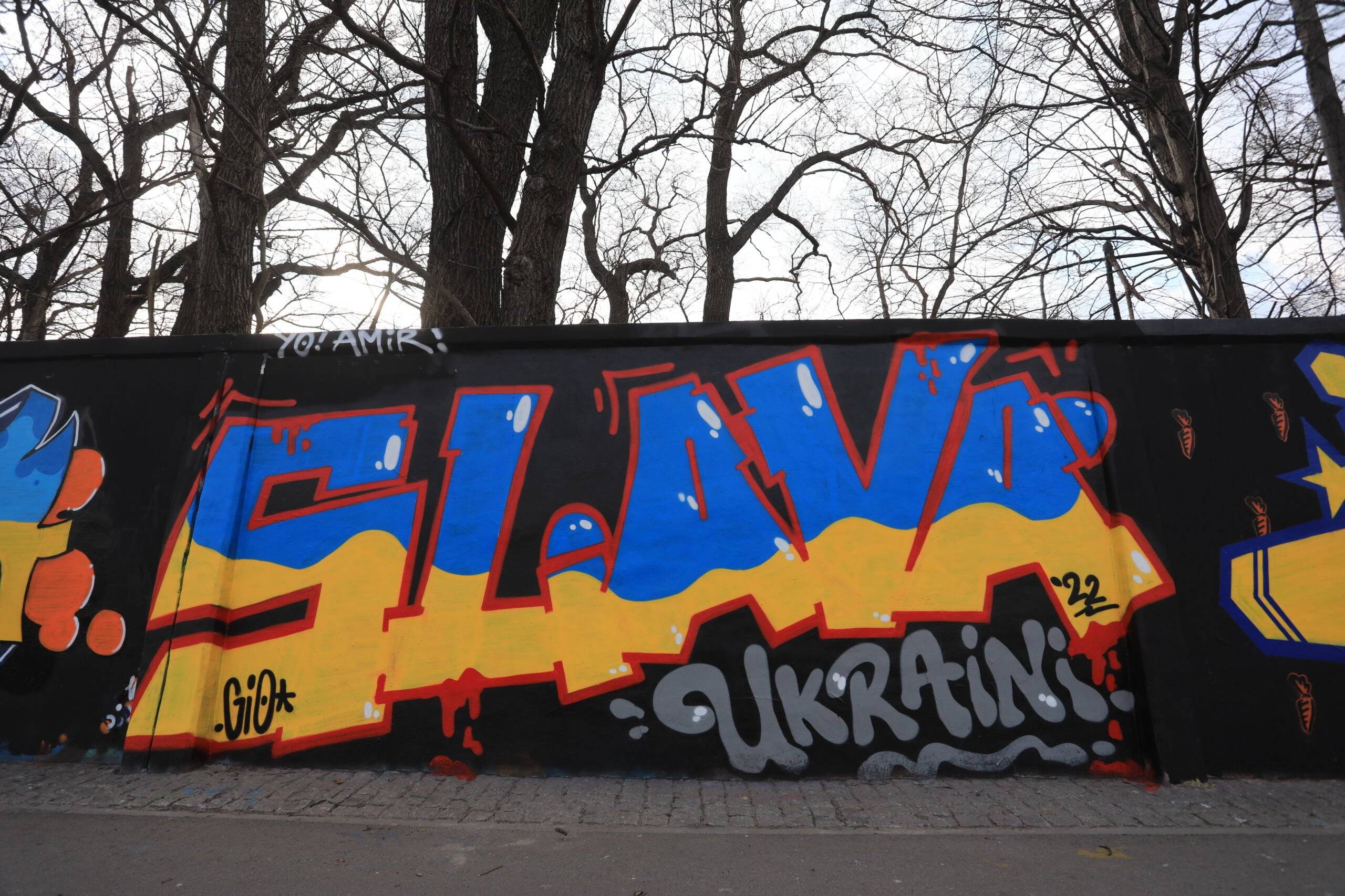 Mural z poparciem dla Ukrainy na warszawskim Służewcu: napis "Slava" w barwach ukraińskiej flagi