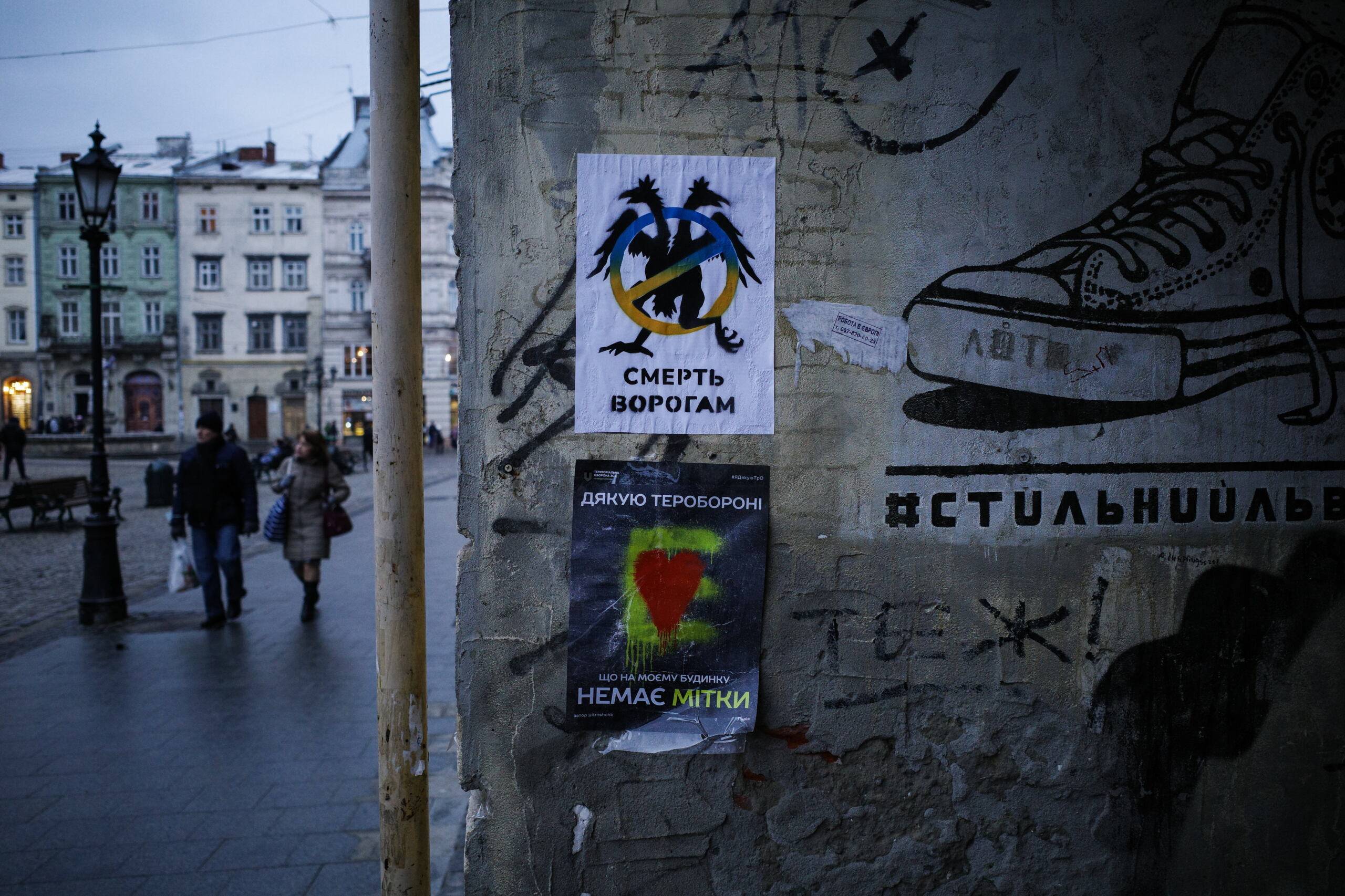 Lwów. Plakat z przekreślonym rosyjskim orłem i napisem „Śmierć wrogom"