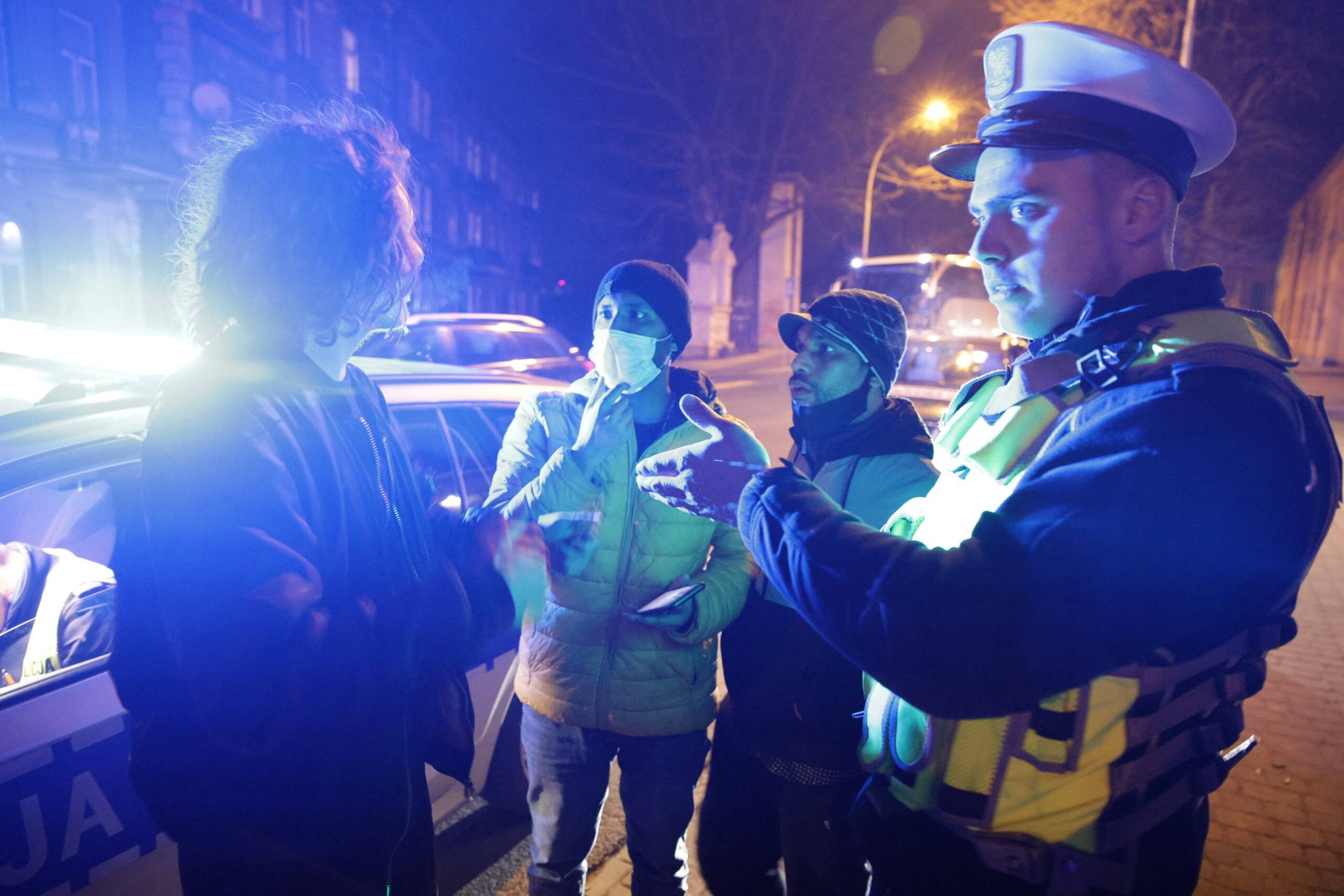 Policjant rozmawia z ludźmi