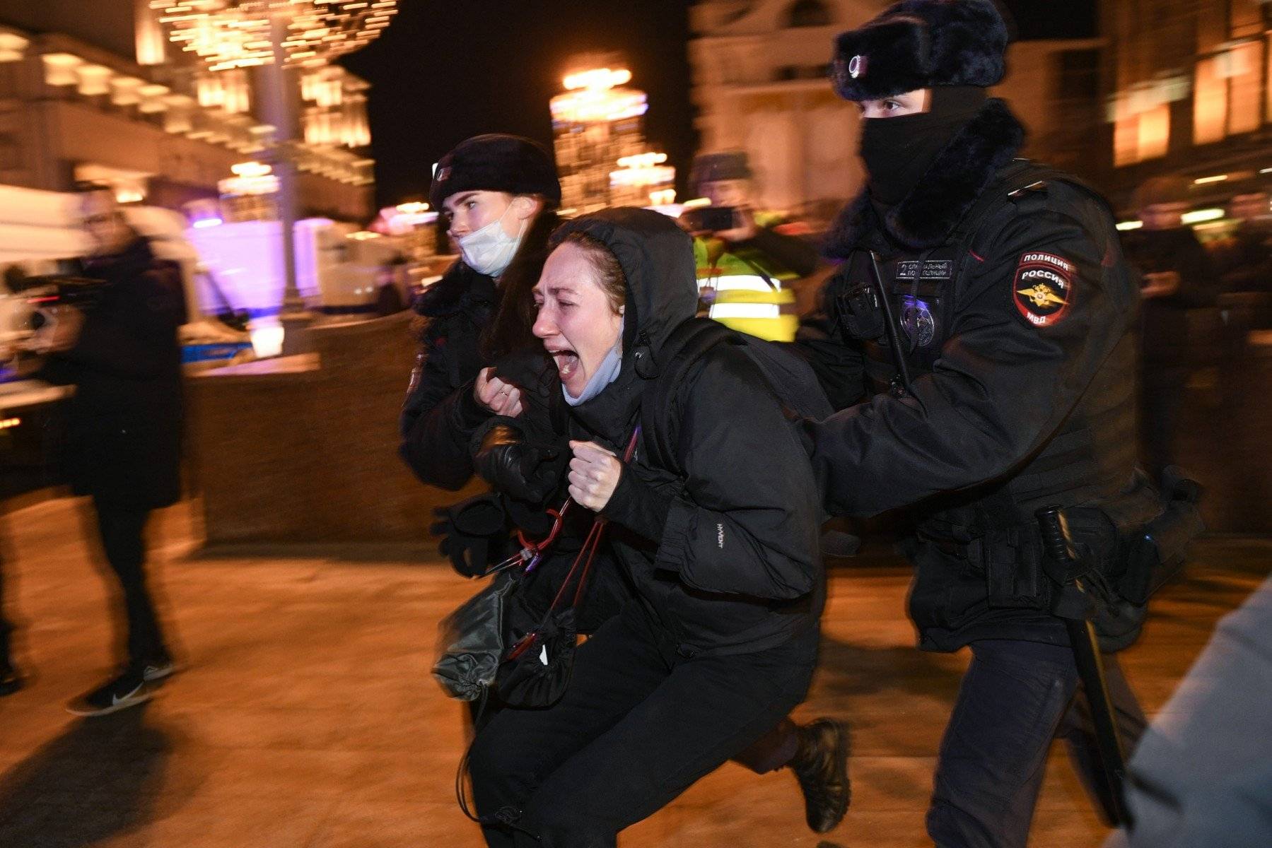 Kobieta krzyczy wleczona przez policjantów
