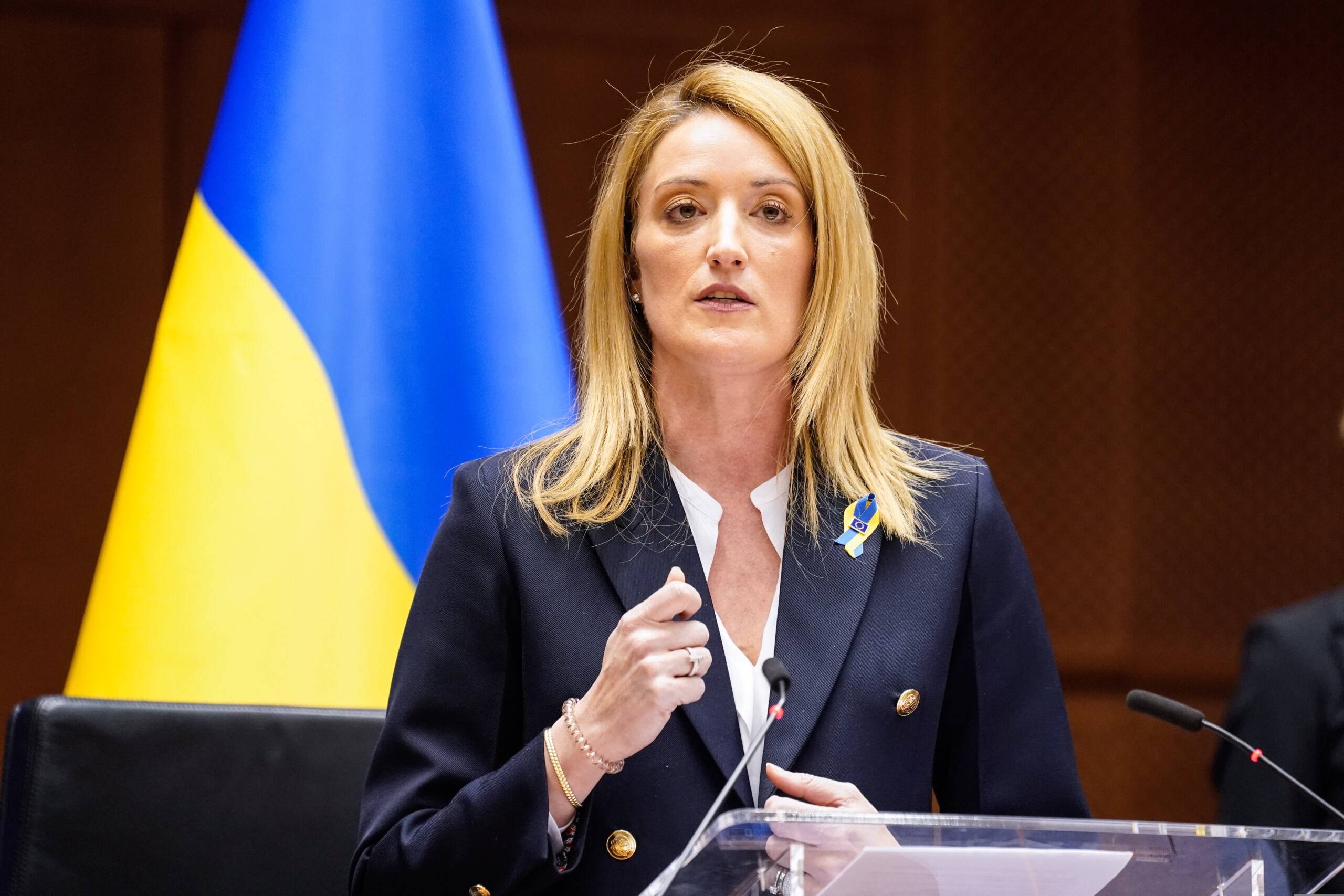 Roberta Metsola, przewodnicząca Parlamentu Europejskiego, podczas specjalnej sesji poświęconej Ukrainie, 1 marca 2022