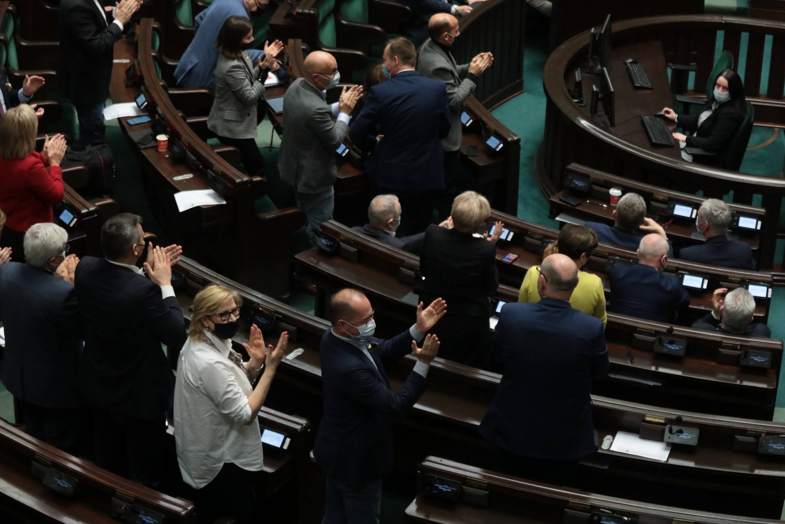 Widok z góry salei plenarnej w Sejmie i siedzących w ławach posłanki i posłów