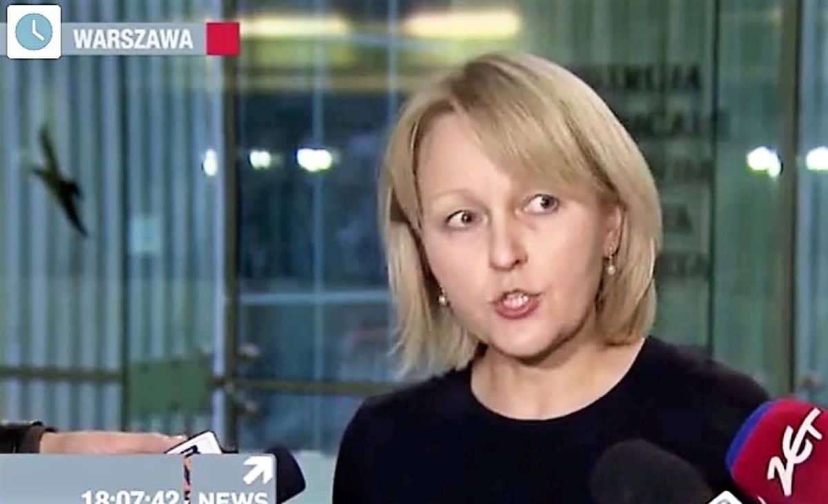 Kobieta, blondynka ogłasza wyrok przed dziennikarzami, sędzia Paulina Asłanowicz