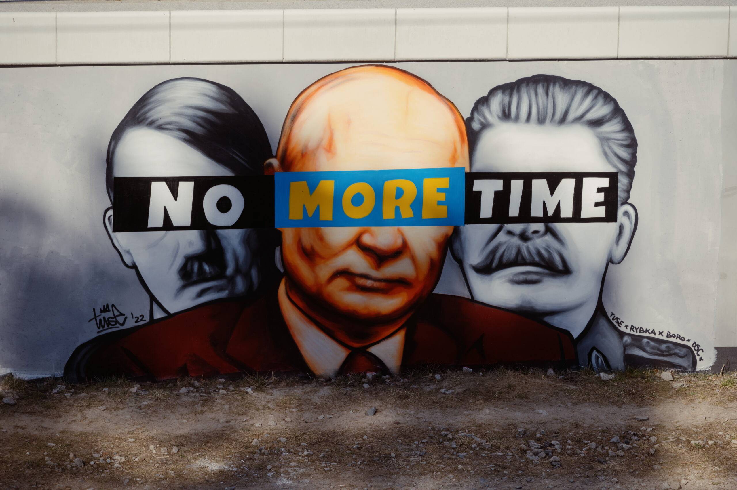 Mural - Putin po środku, z lewej Hitler, z prawej Stalin