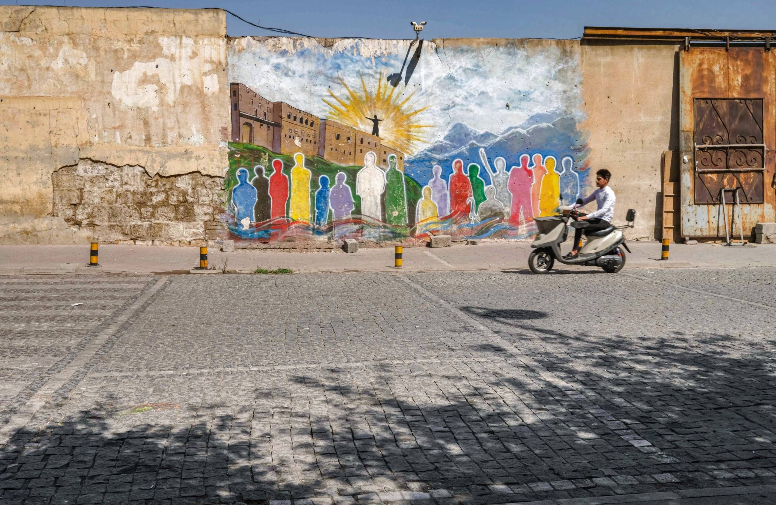 Mural w irackim Kurdystanie przedstawiający ludzi w pełnym słońcu