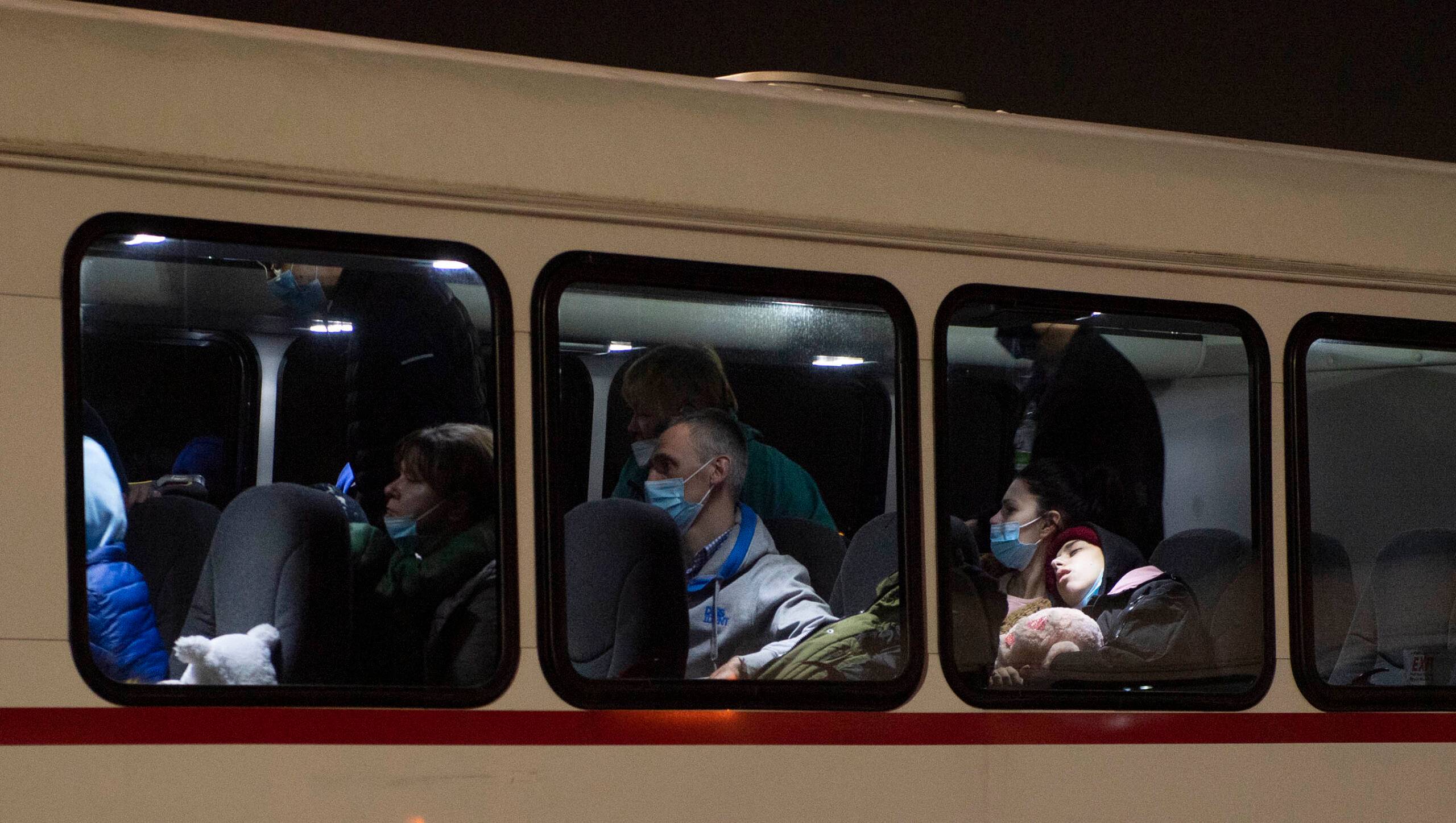 autobus z chorymi dziećmi ewakuowanymi z Ukrainy