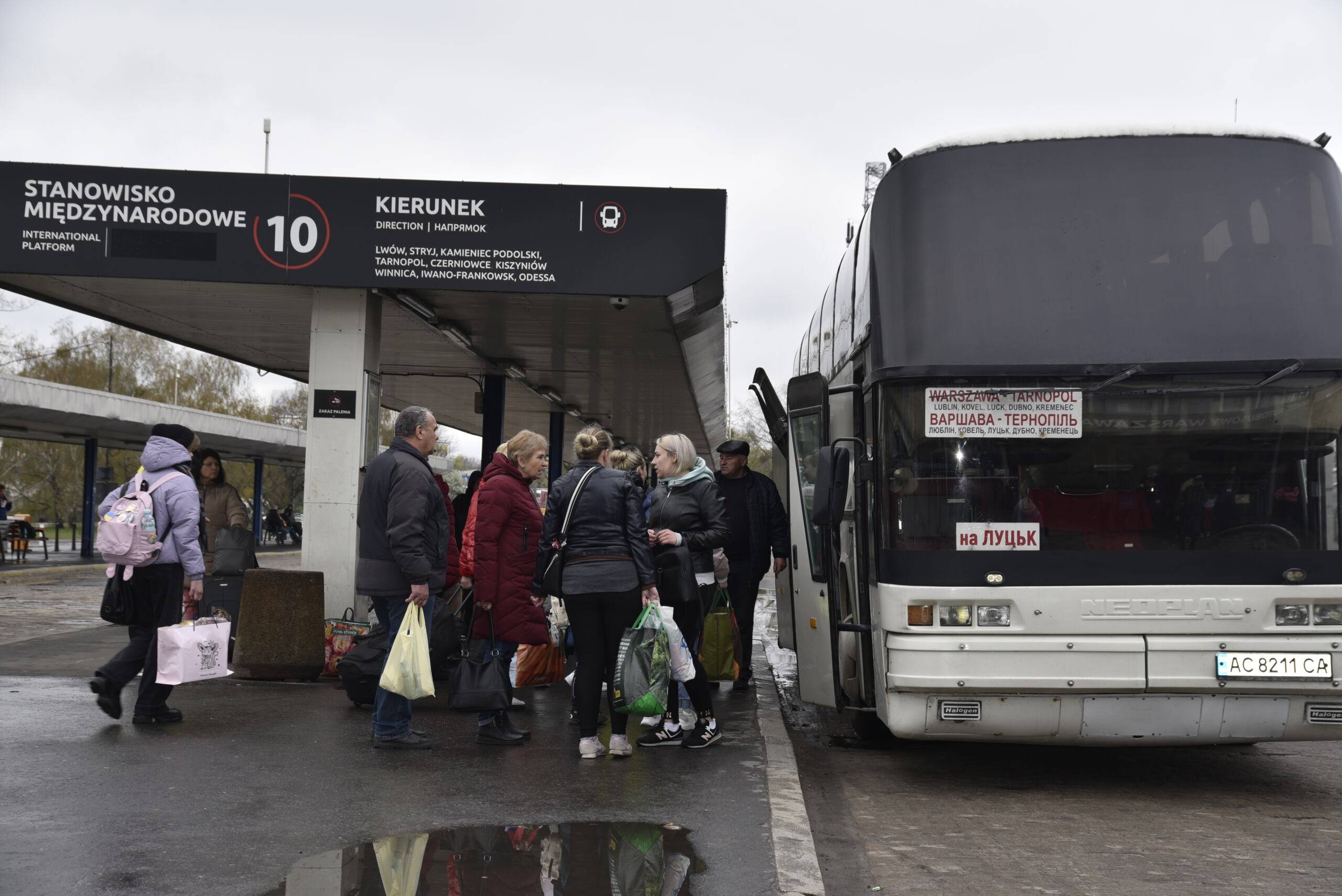 Pasażerowie wsiadają do autobusu jadącego do Ukrainy