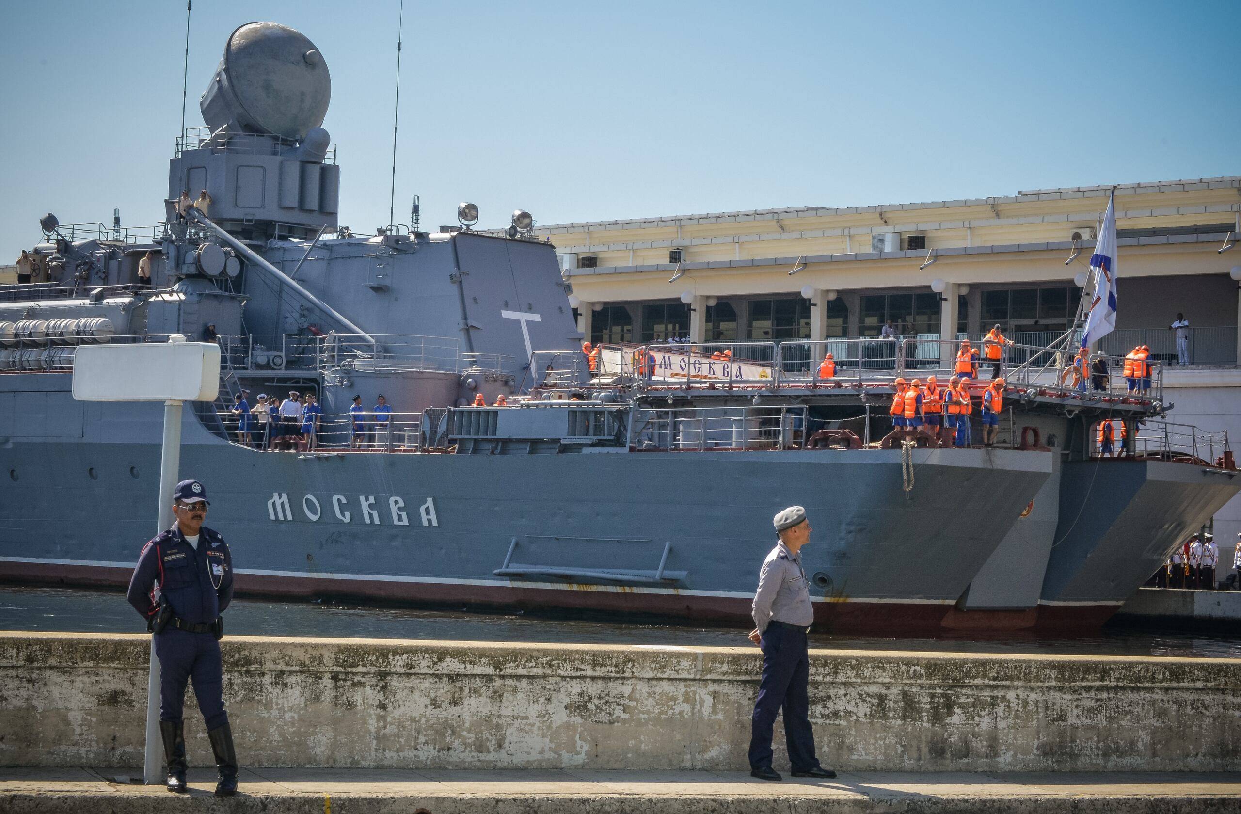 Okret wojenny z rosyjskim napisem "Moskwa"
