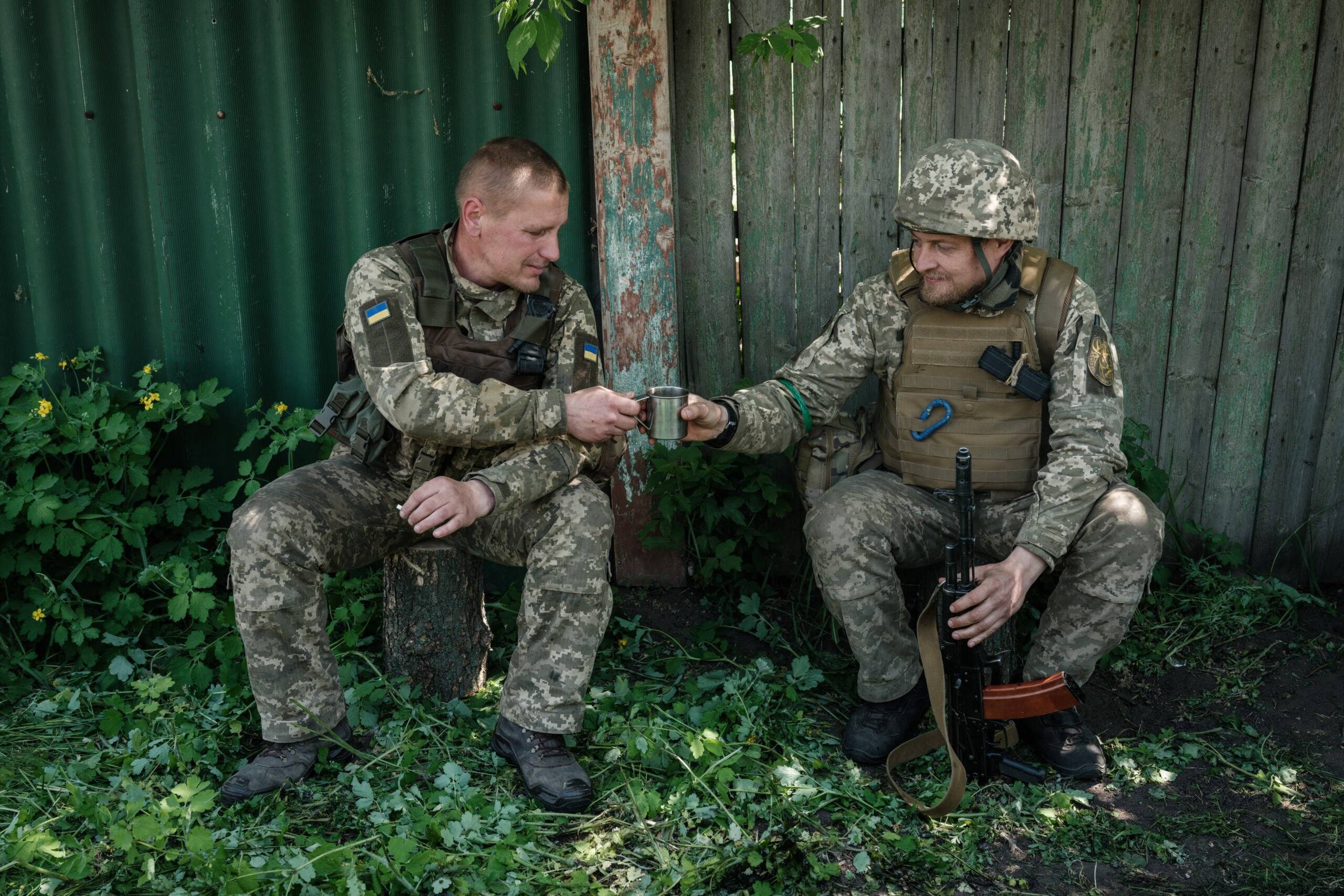 Ukraińscy żołnierze odpoczywają, pijąc kawę przy linii frontu