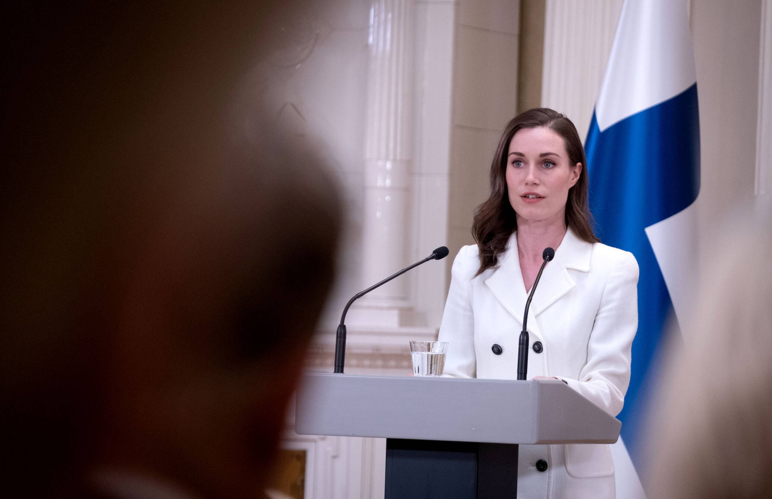 Premier Finlandii Sanna Marin na konferencji prasowej ogłasza, że ​​Finlandia złoży wniosek o członkostwo w NATO w Pałacu Prezydenckim w Helsinkach w Finlandii 15 maja 2022 r.