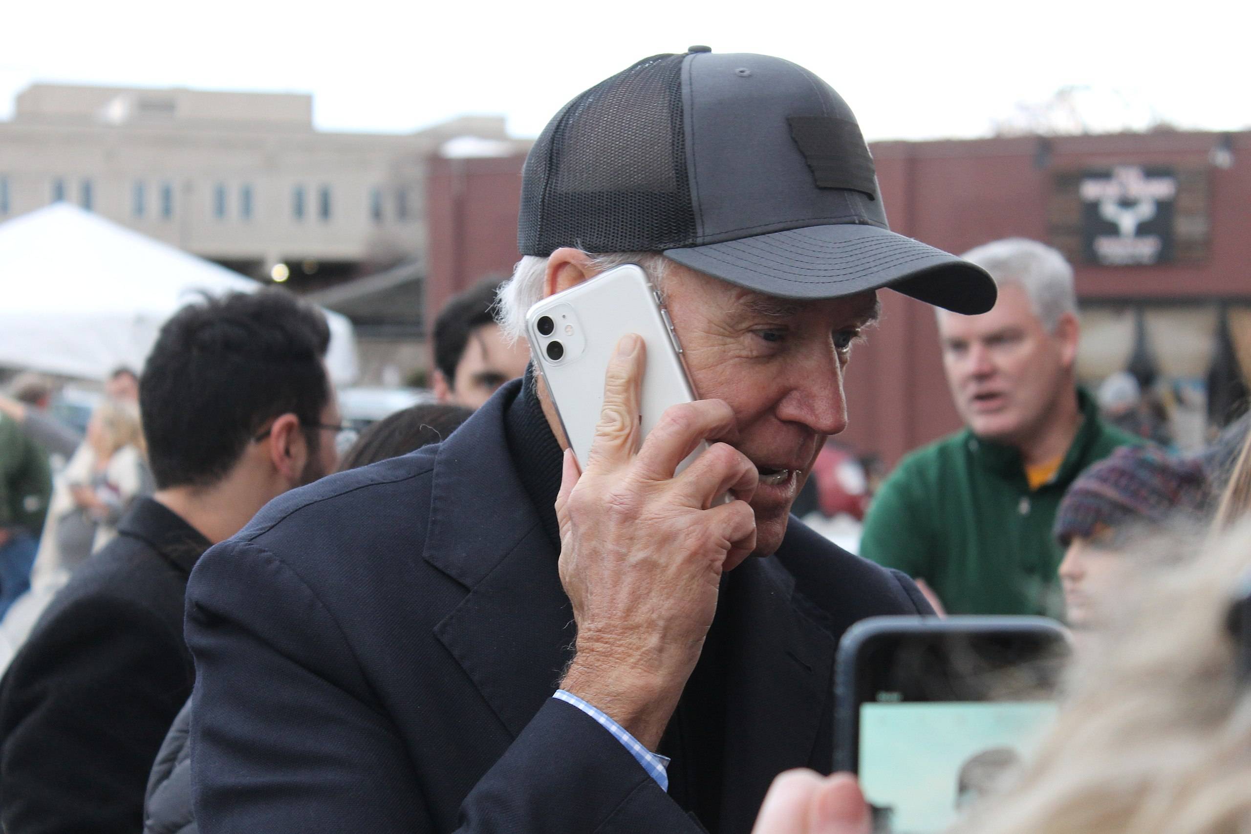 Joe Biden rozmawia przez telefon