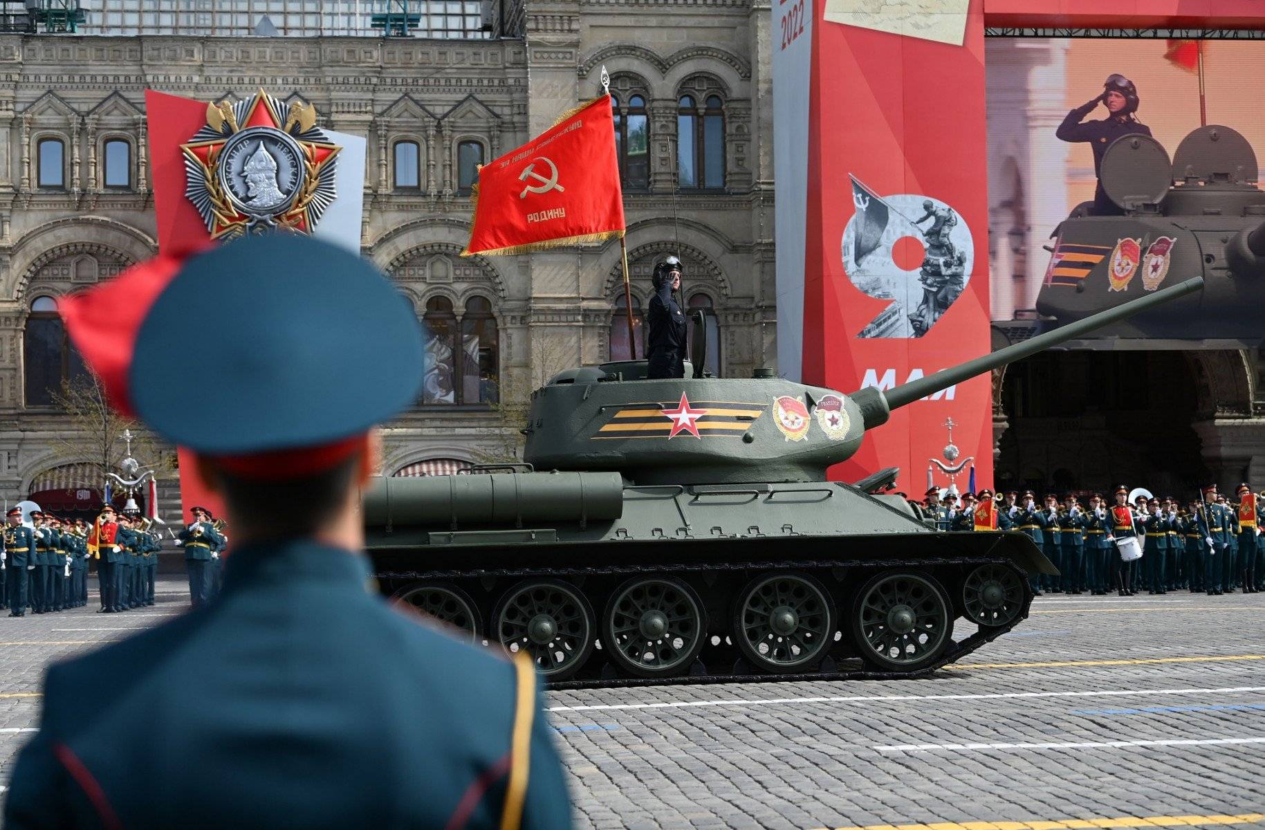 Czołg na próbnej paradzie Dnia Zwycięstwa na pl. Czerwonym, w tele symbole rosyjskie i ZSRR