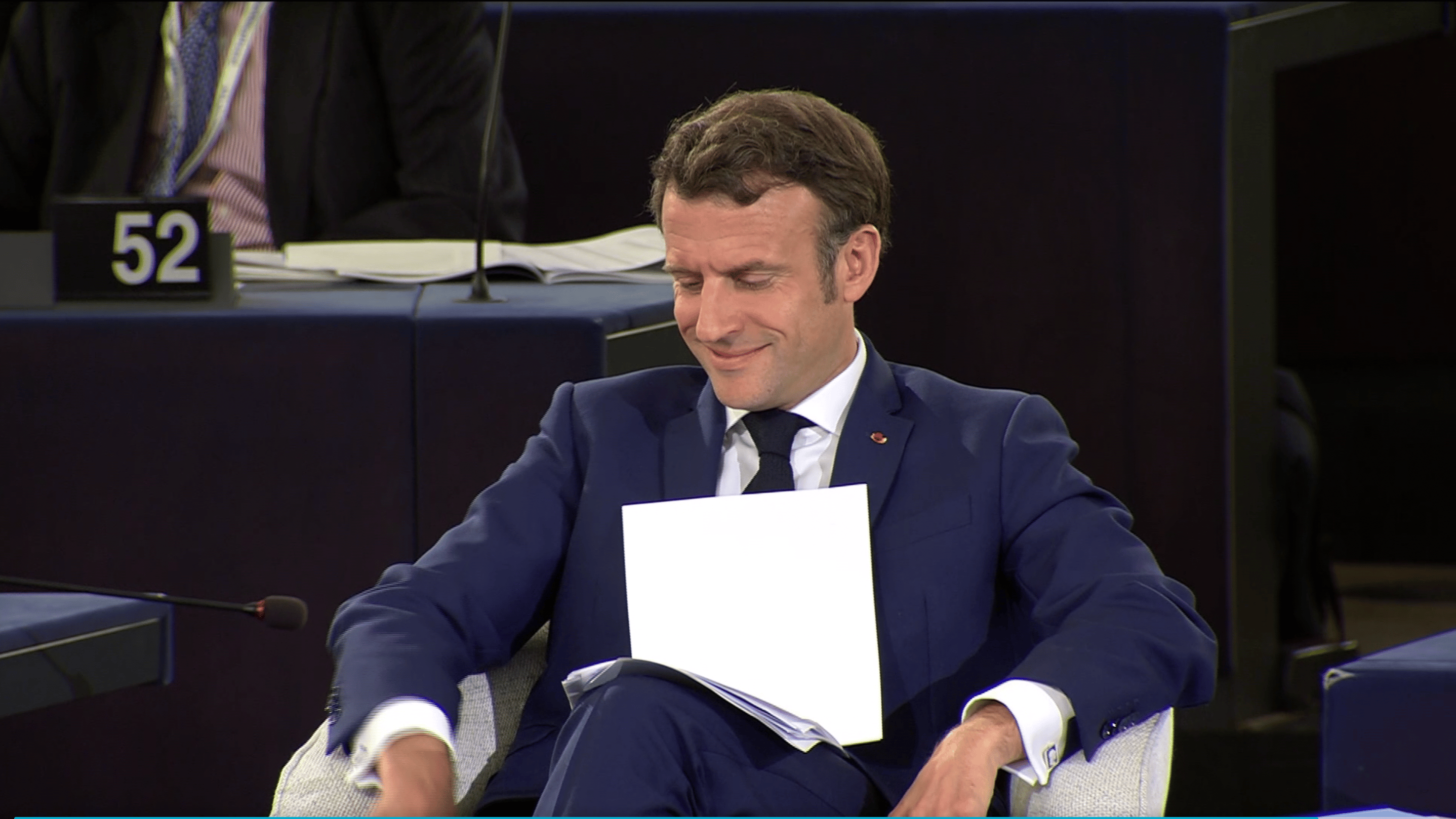 Emmanuel Macron słucha wystąpienia 23-letniej studentki z Włoch, Laury Marii Cinquini podczas Konferencji o Przyszłości Europy, Strasburg, 9 maja 2022