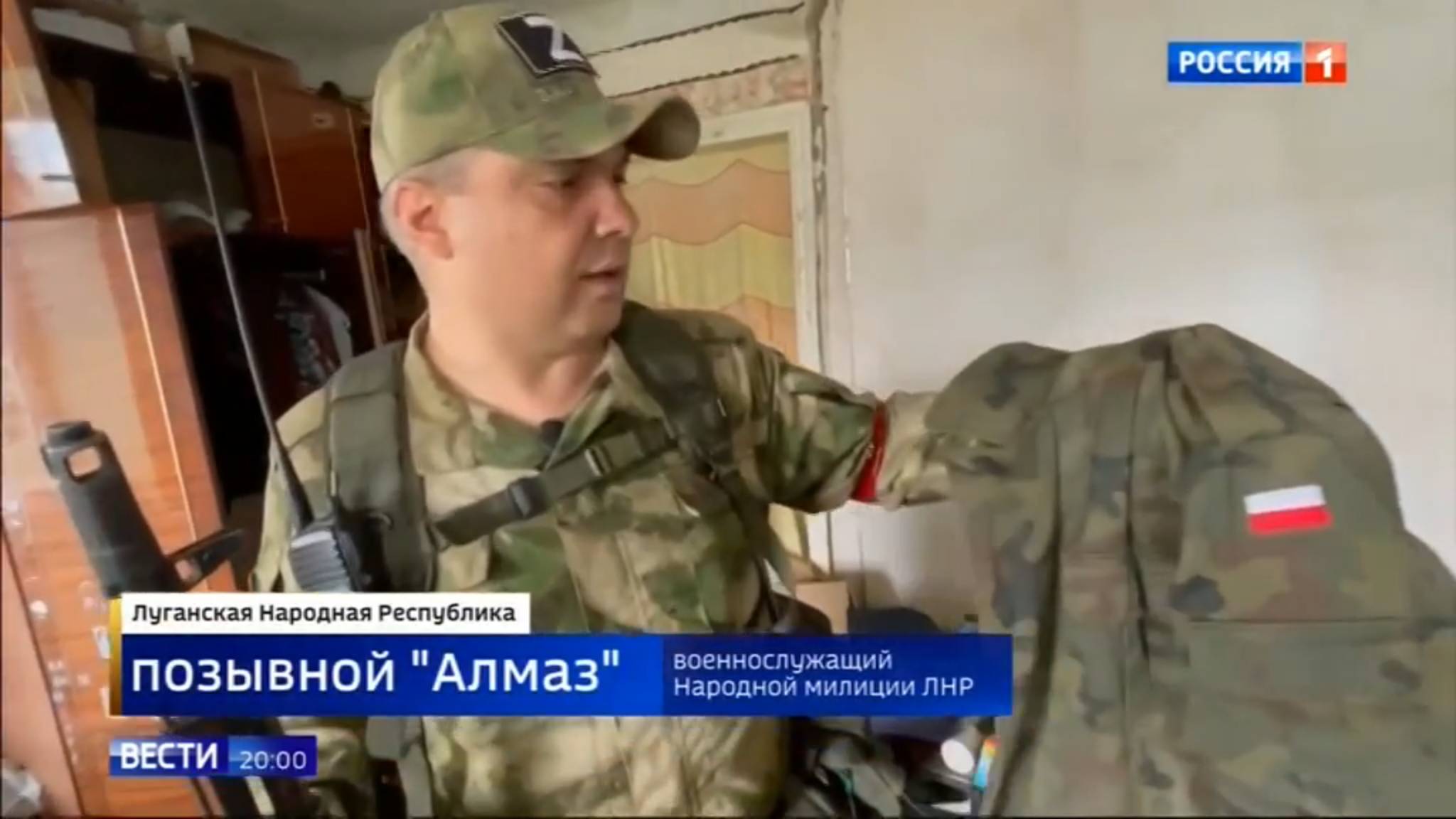 Żołnierz rosyjski pokazuje kurtkę wojskową z polską naszywką
