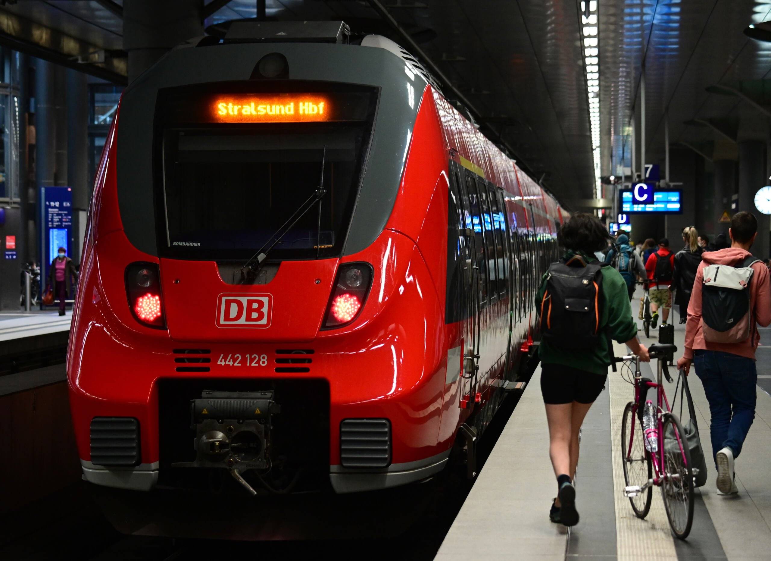Niemcy jadą tanim pociągiem i mają rower