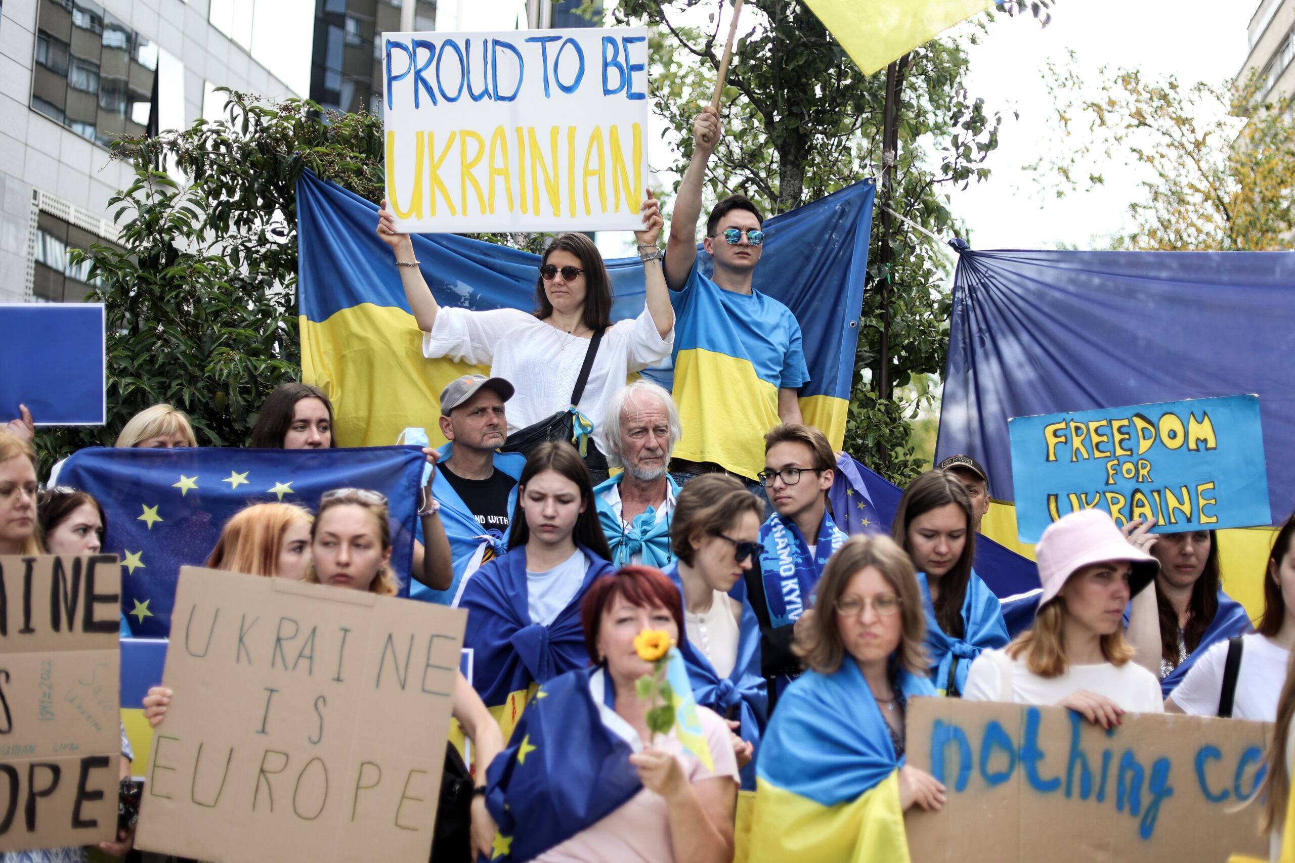 Demonstranci gromadzą się przed główną siedzibą Unii Europejskiej, protestując na rzecz poparcia wniosku Ukrainy o przyznanie jej statusu kandydata do UE podczas spotkania przywódców państw UE i Bałkanów Zachodnich w Brukseli 23 czerwca 2022 r.