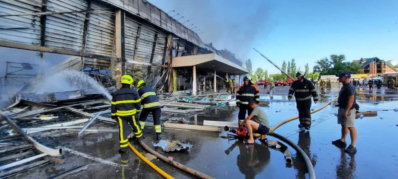 This handout picture taken and released by the Ukraine's State Emergency Service on June 27, 2022 shows firefighters putting out the fire in a mall hit by a Russian missile strike in the eastern Ukrainian city of Kremenchuk, killing at least two and injuring dozens more, Ukraine's President said. (Photo by - / UKRAINE EMERGENCY MINISTRY PRESS SERVICE / AFP)