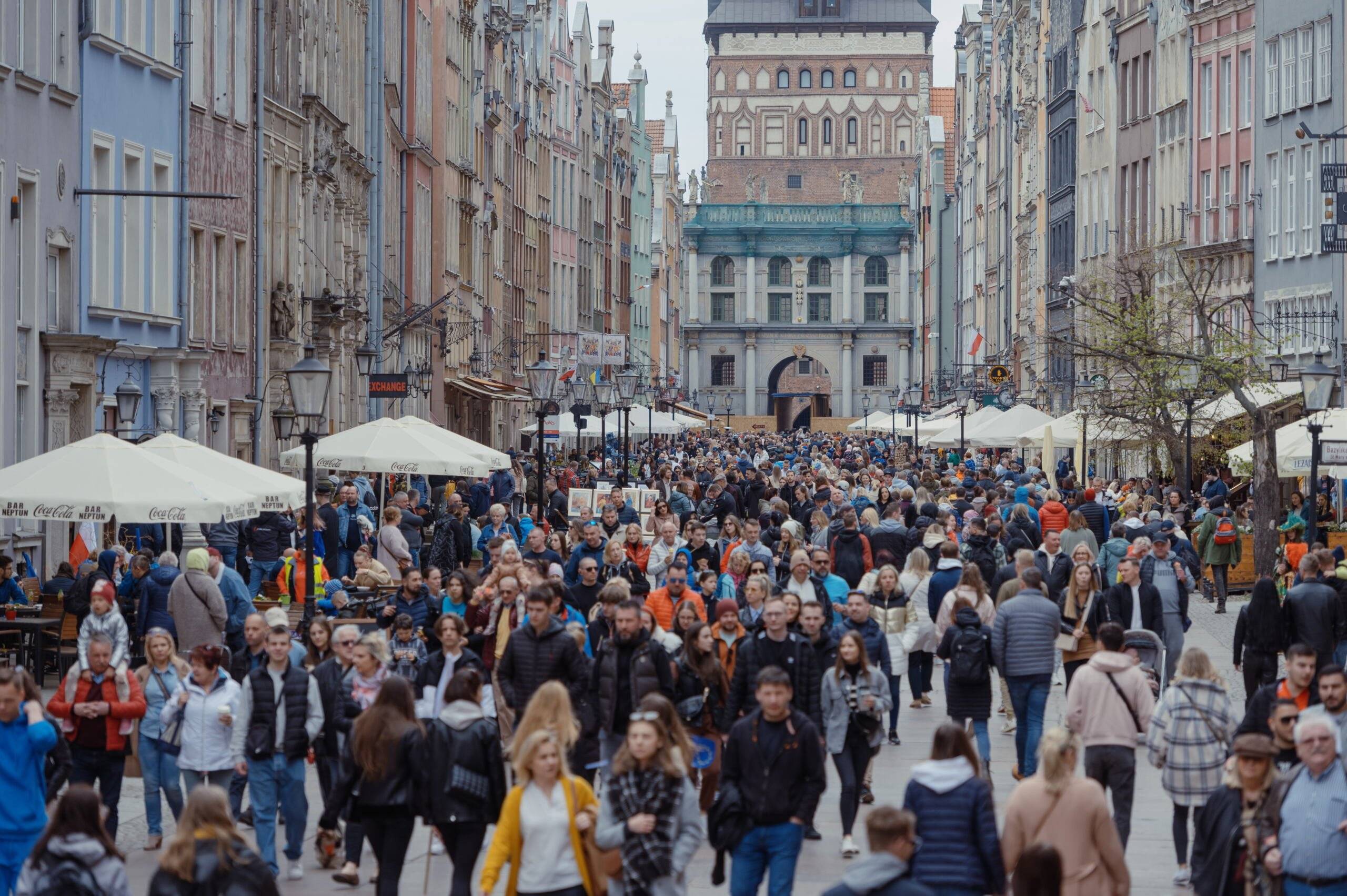 Tłum na ulicy Gdańska