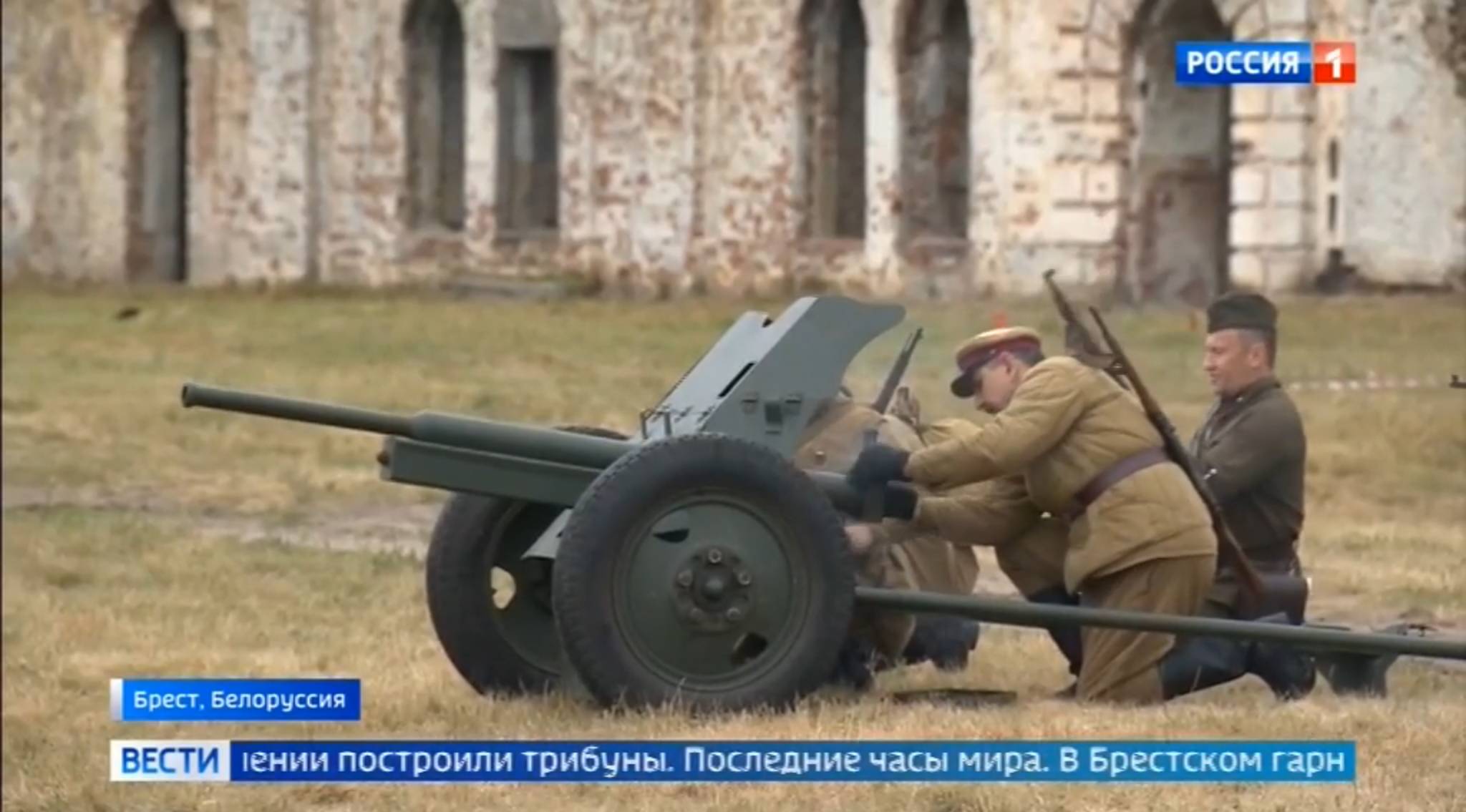 Ludzie w strojach historycznych żołnierzy Armii Czerwonej i armata