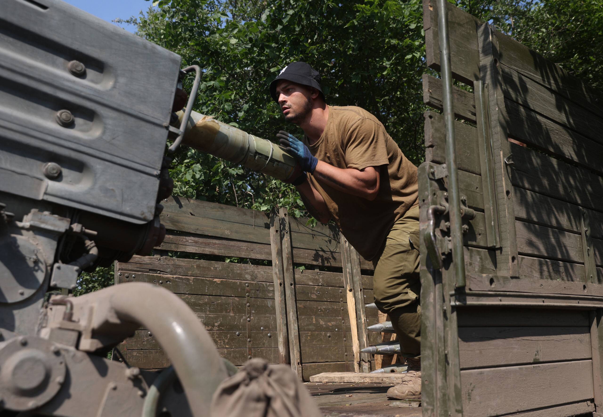 Żołnierz ładuje pocisk do wyrzutni rakietowej
