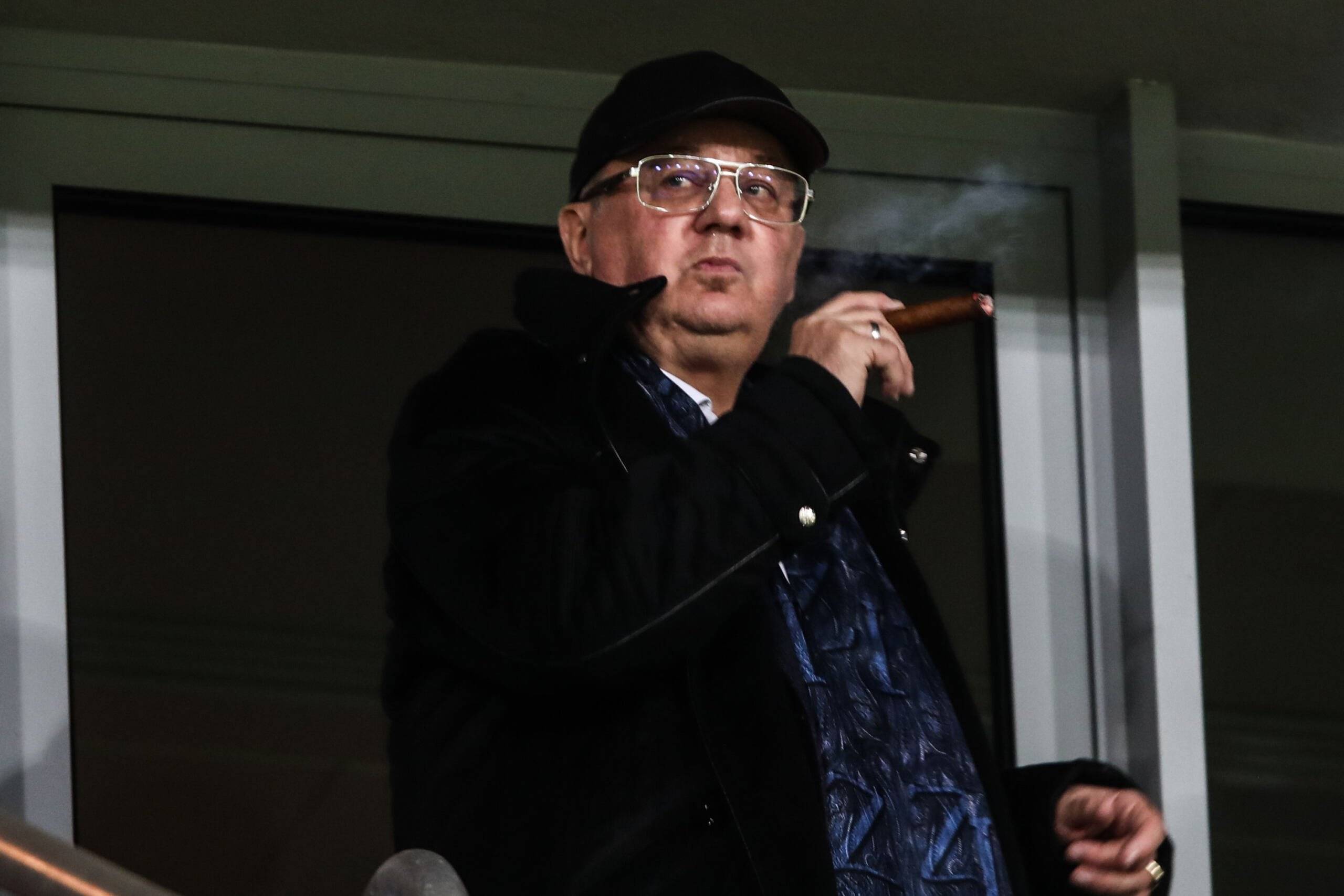 Janusz Filipiak pali cygaro w kaszkiecie