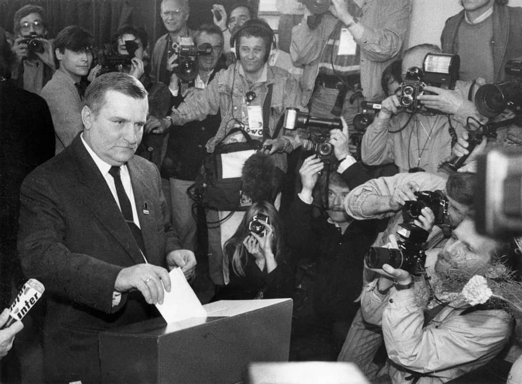 Wałęsa głosuje, czarno-białe zdjęcie archiwalne z 1989 r