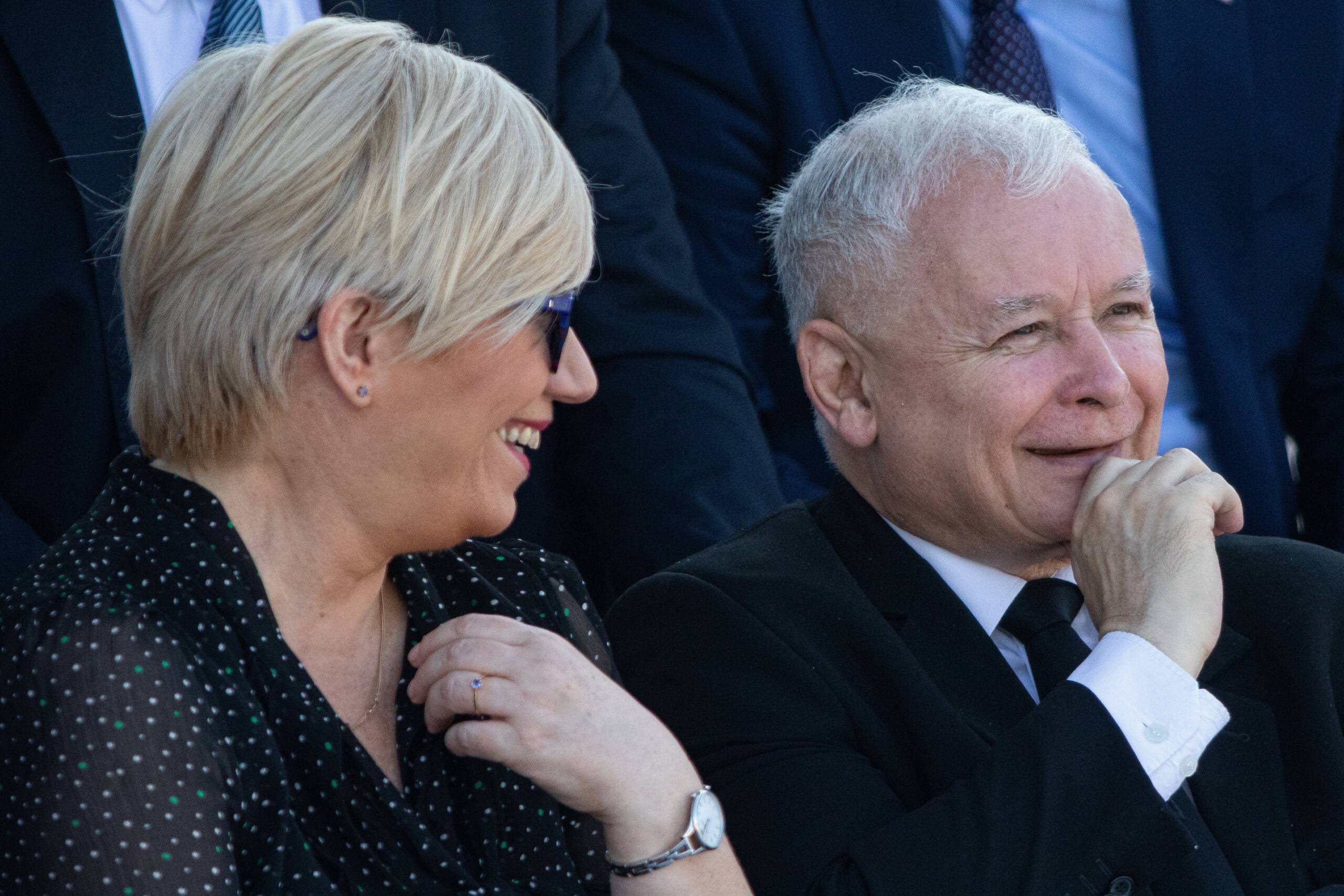 Uśmiechnięta Julia Przyłębska siedzi obok uśmiechniętegoi Jarosłąwa Kaczyńskiego