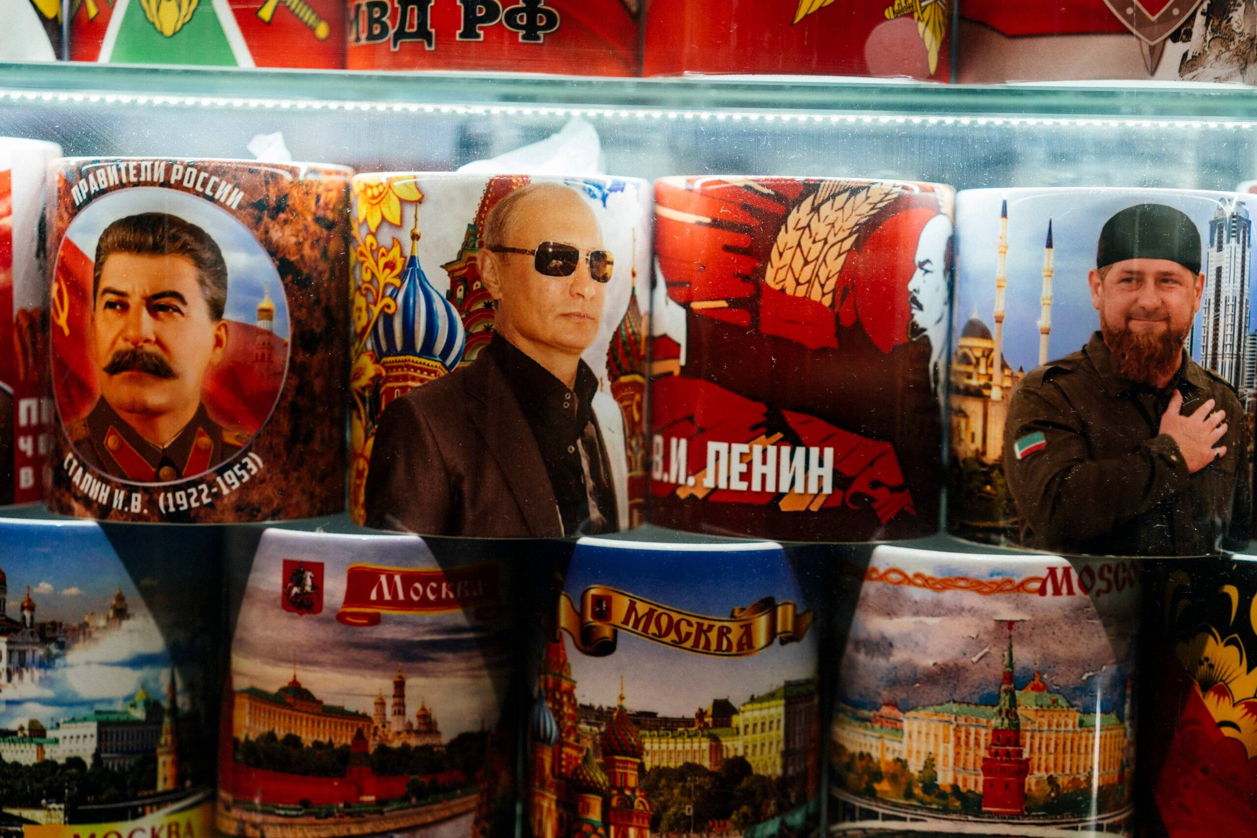 Kubki z kolorowymi podobiznami Stalina, Putina I lenina