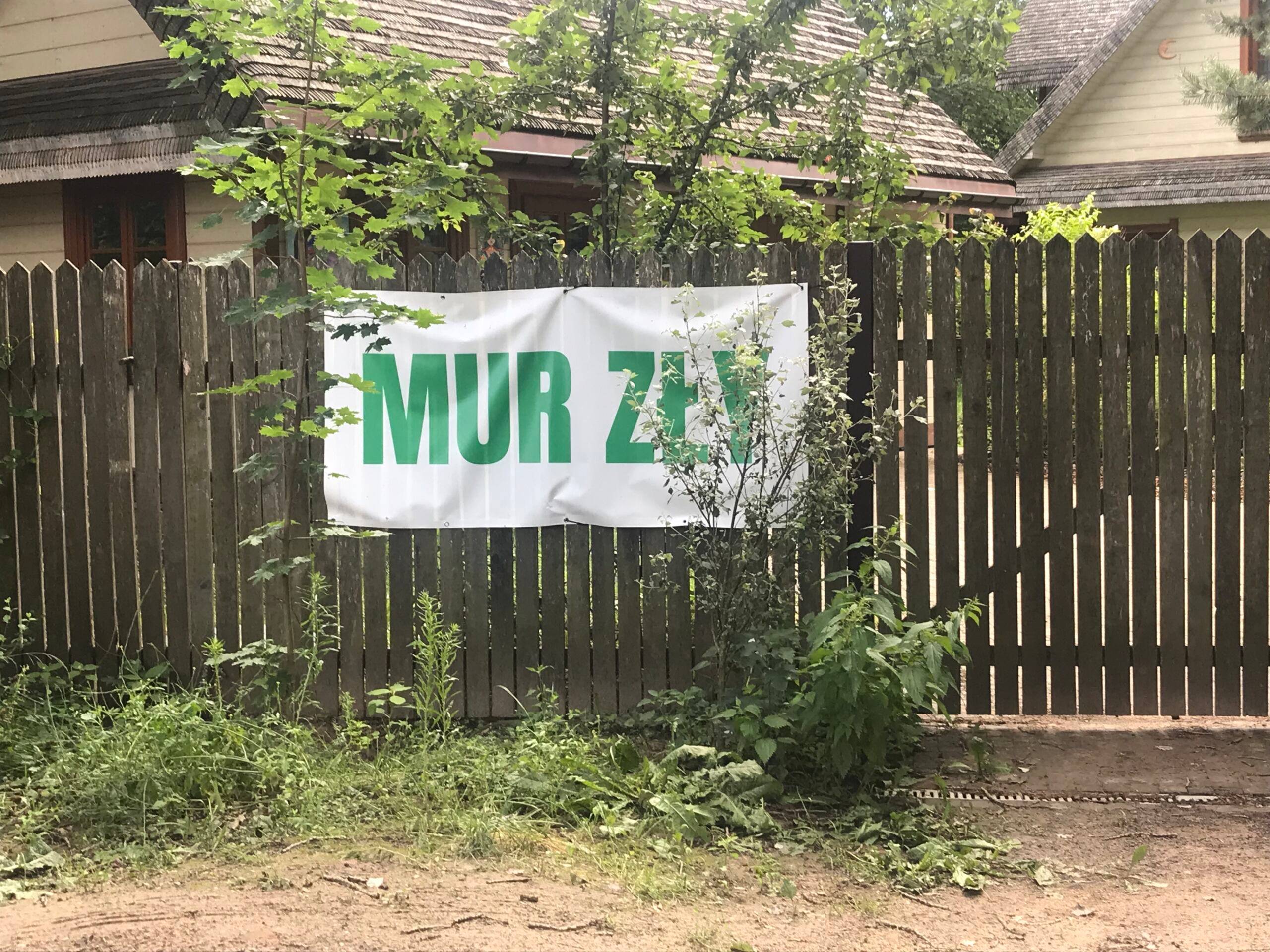 Napis na wiejskim płocie: "Mur zły"