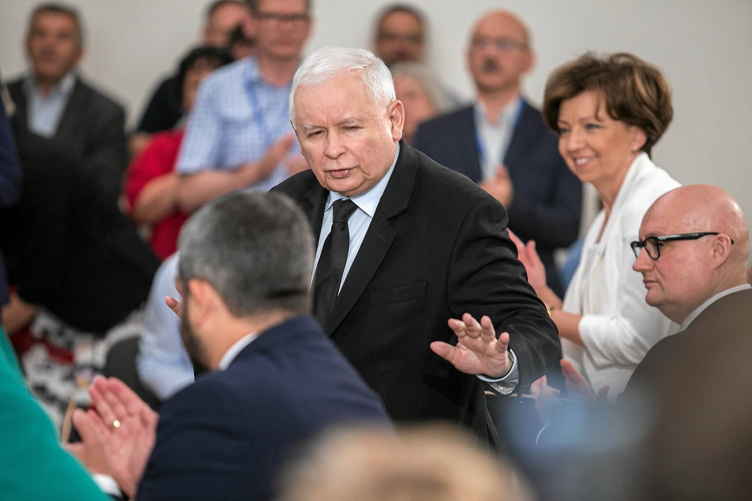 Jarosław Kaczyński gestem uspokaja klaszczącą publiczność