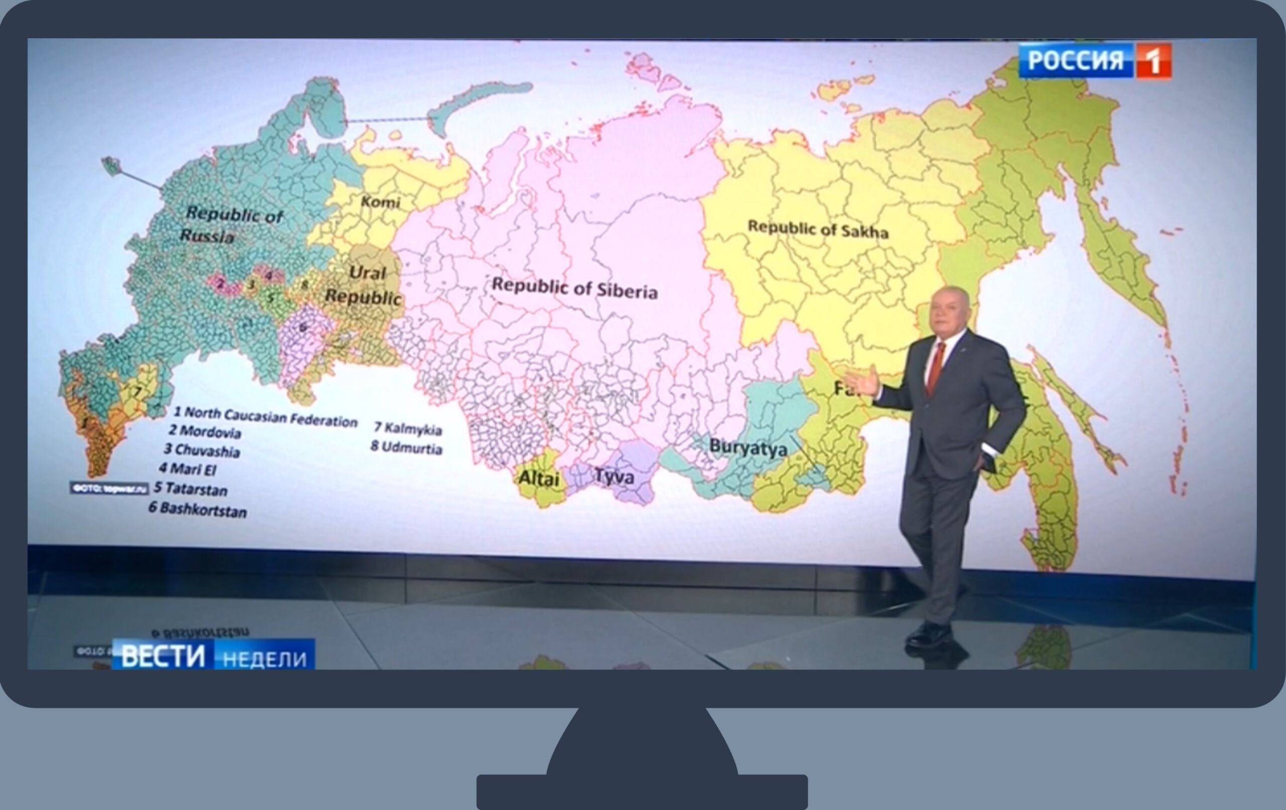 Mężczyzna przed mapa przedstawiającą możliwy podział Rosji