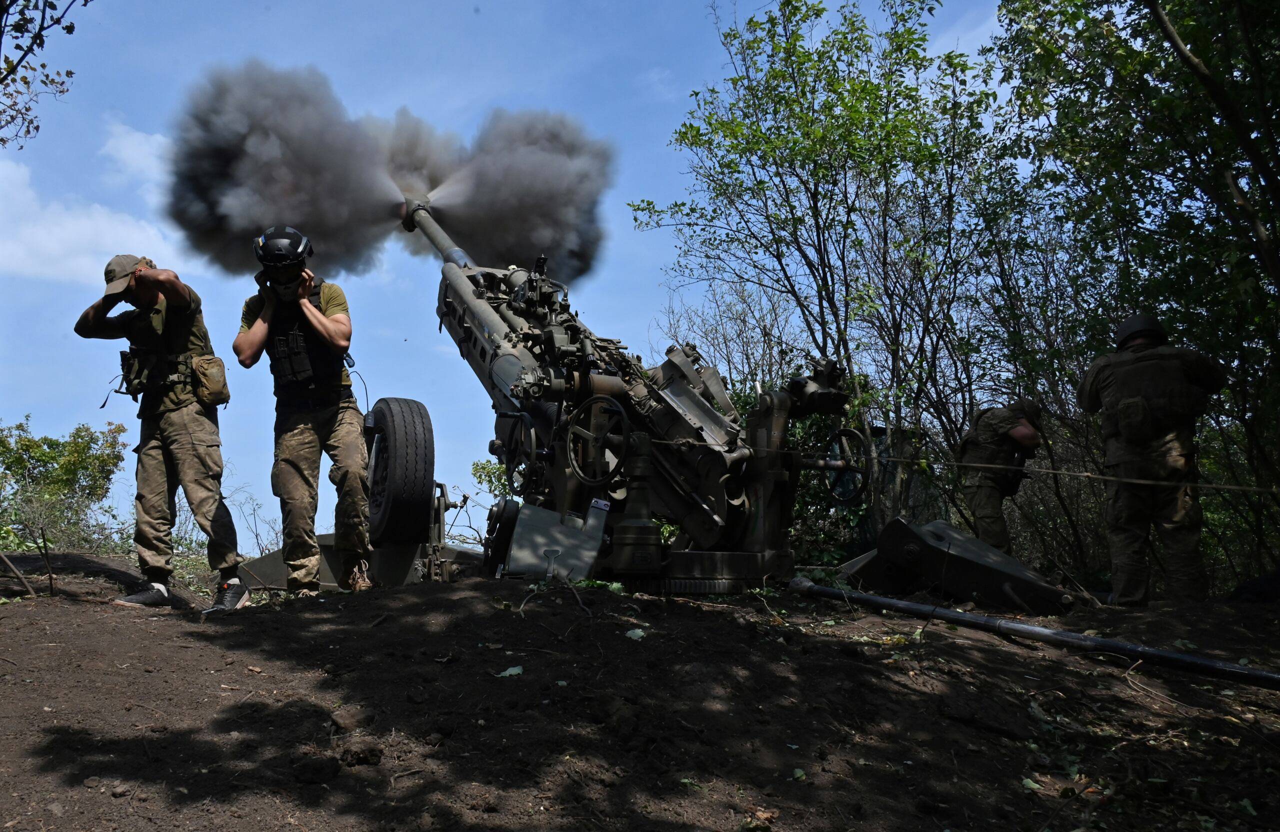 Ukraińscy strzelcy wystrzeliwują haubicę M777 produkcji amerykańskiej z pozycji na linii frontu w obwodzie charkowskim 1 sierpnia 2022 roku, podczas inwazji wojskowej Rosji na Ukrainę.