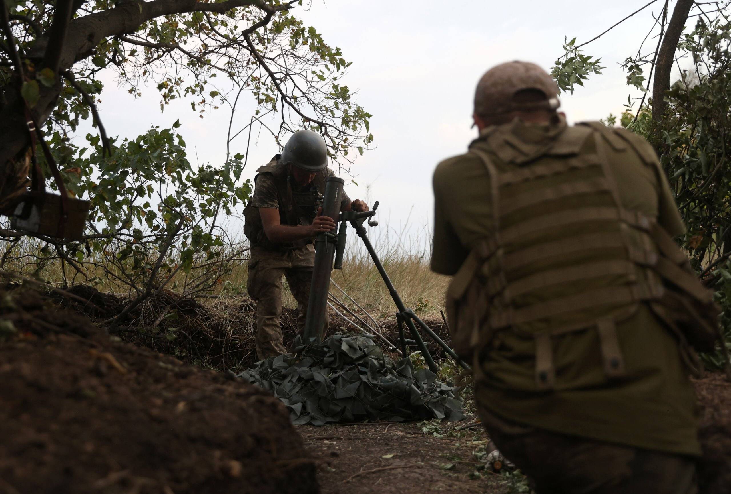 Ukrainian soldiers prepare a mortar launcher at a position along the front line in the Donetsk region on August 15, 2022, amid Russia's invasion of Ukraine. (Photo by Anatolii Stepanov / AFP)
