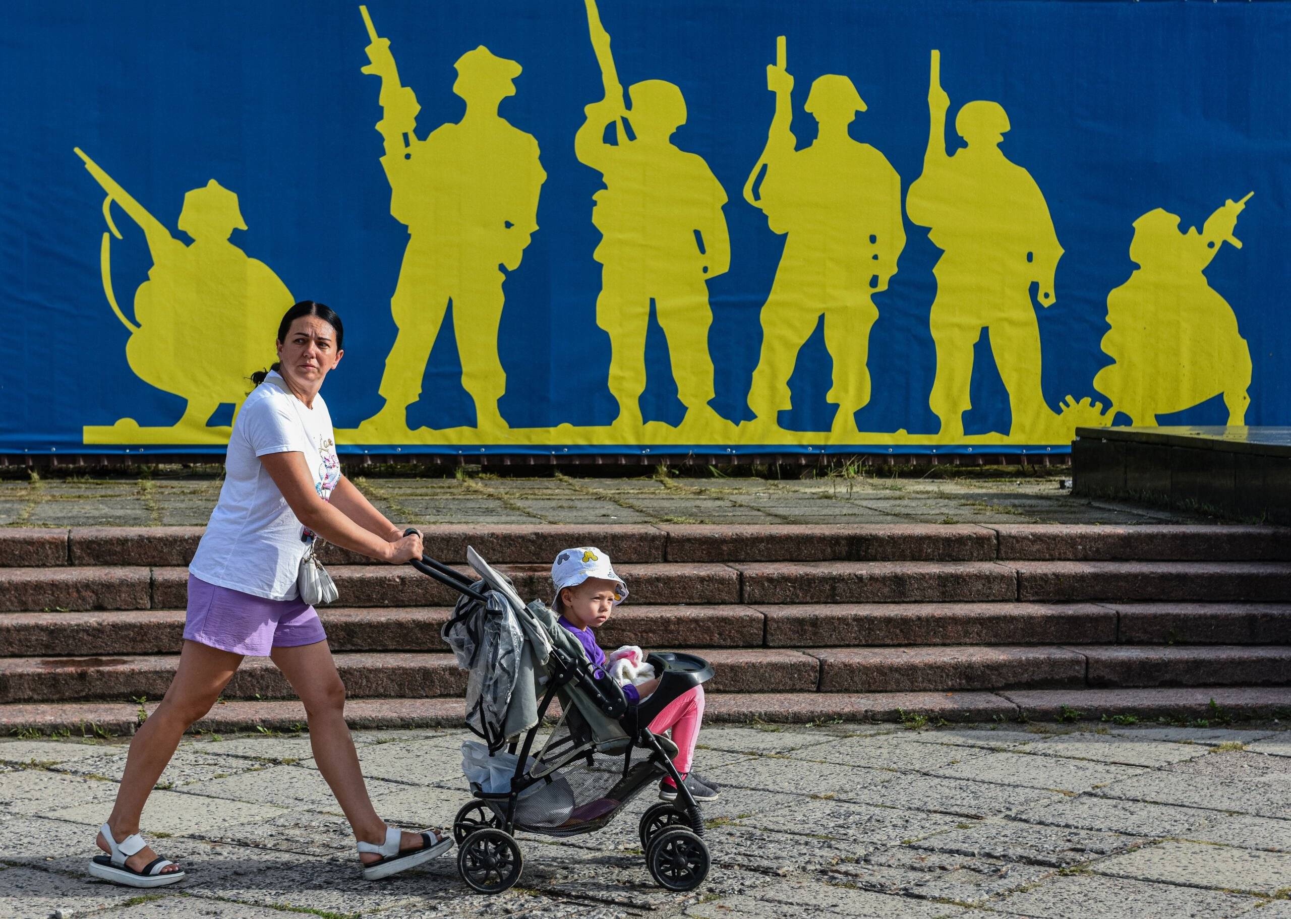 Kobieta pcha wózek dziecięcy podczas obchodów Dnia Flagi Narodowej Ukrainy w zachodnim Lwowie 23 sierpnia 2022 r.