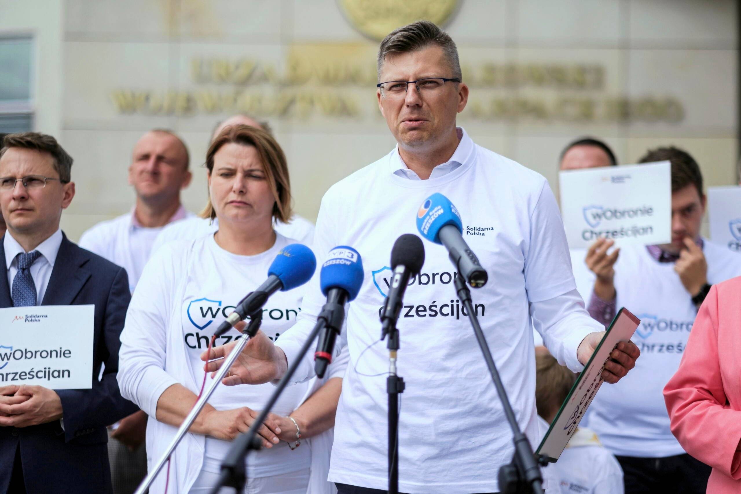 Marcin Warchoł w koszulce z napisem "w obronie chrześcijan"