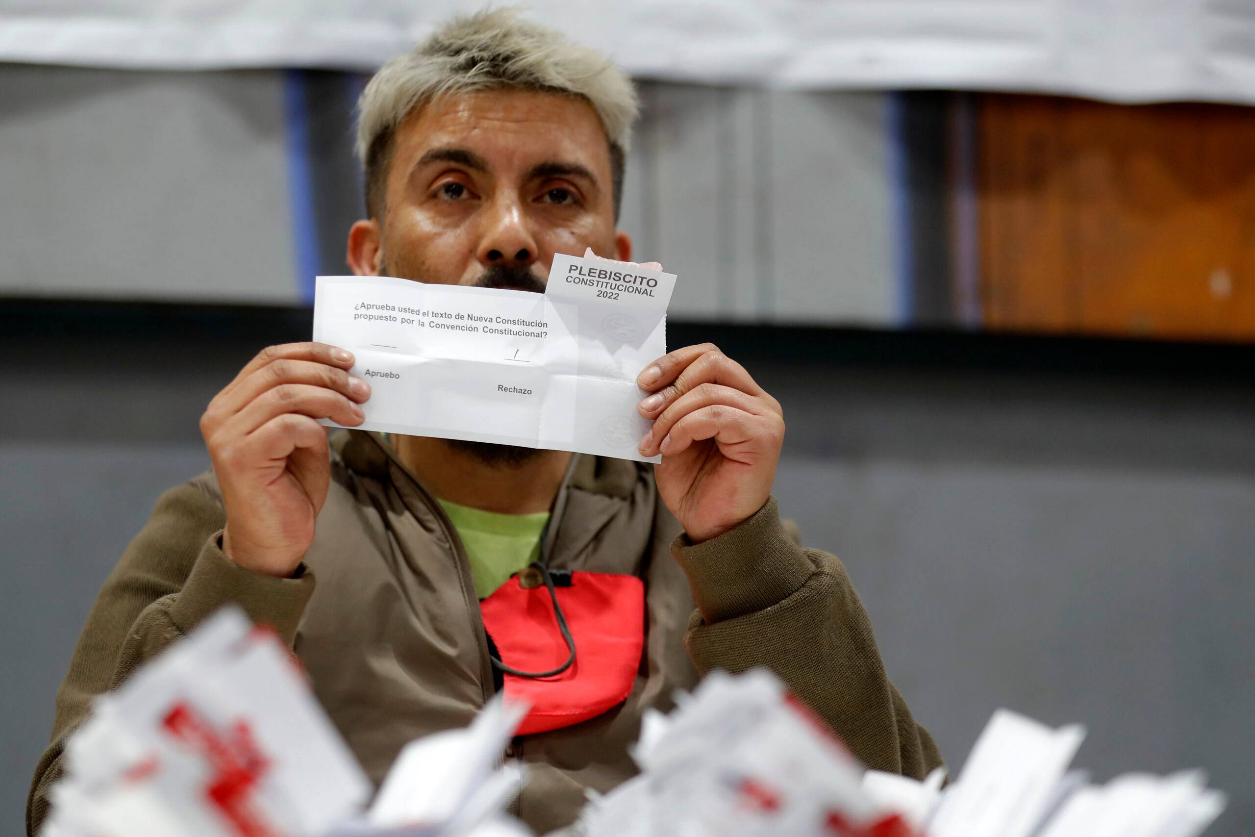 An election official counts ballots after polls closed during the referendum to approve or reject a new Constitution, in Santiago, on September 4, 2022. - Chileans voted Sunday on whether to adopt a new constitution that would break from the era of Augusto Pinochet's dictatorship, foster a more welfare-based society and boost Indigenous rights. Social upheaval that began in 2019 provided the impulse to overhaul the constitution, but the 388-article draft -- including proposals to legalize abortion -- has proved controversial. (Photo by JAVIER TORRES / AFP)